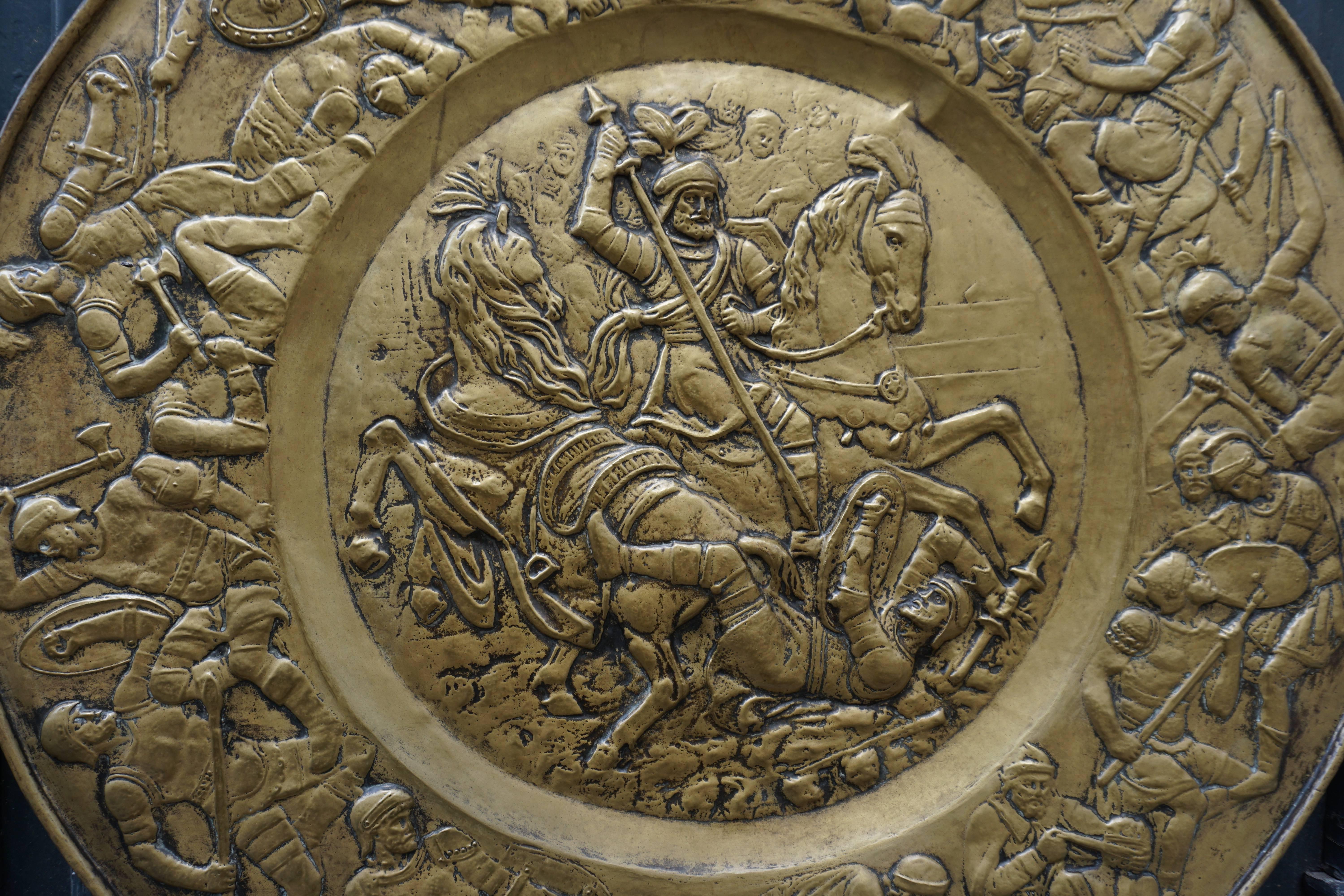 Wandrelief-Skulptur aus gehämmertem Kupfer mit römischen Kriegern im Angebot 4