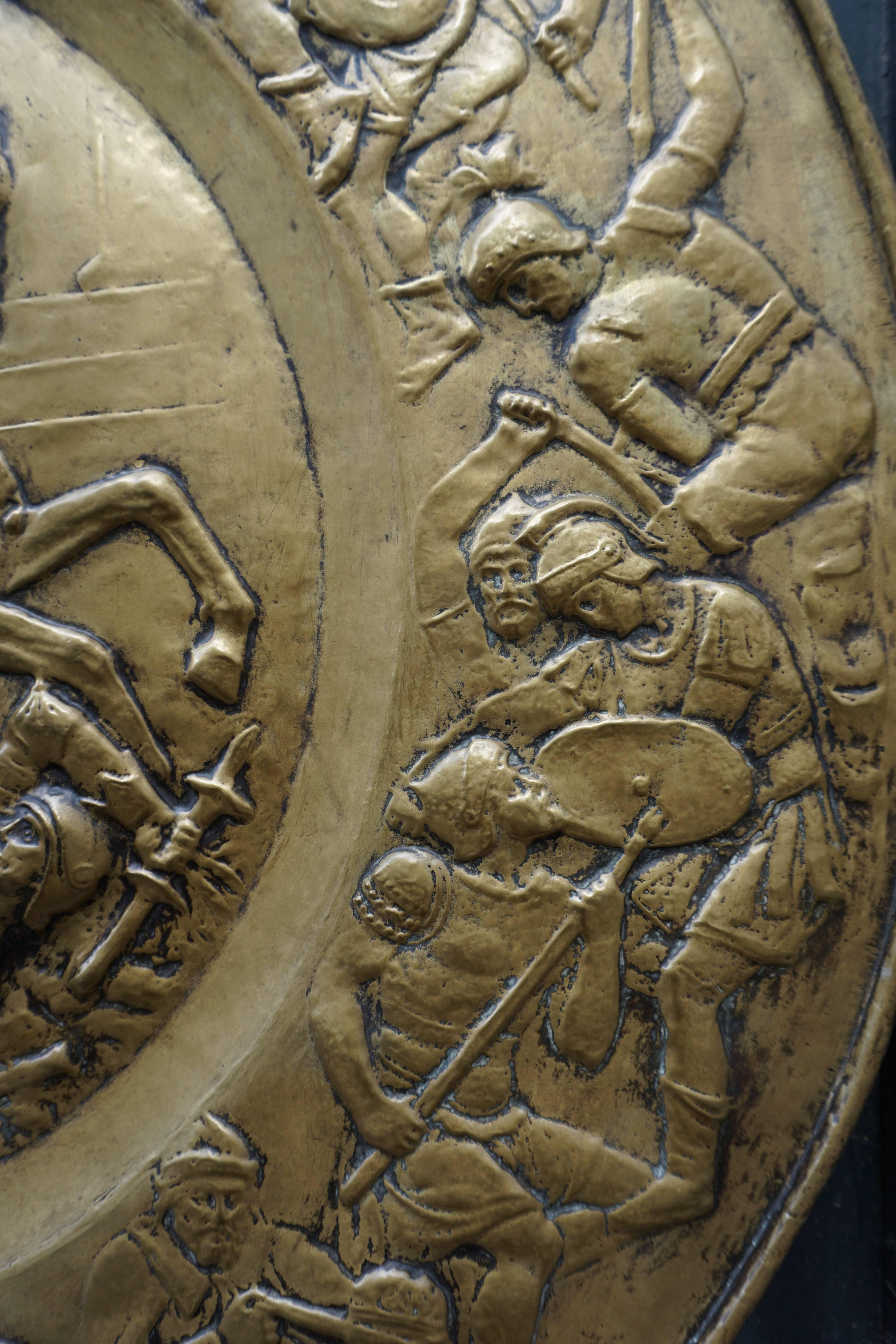 Sculpture murale en cuivre martelé avec guerriers romains en vente 3