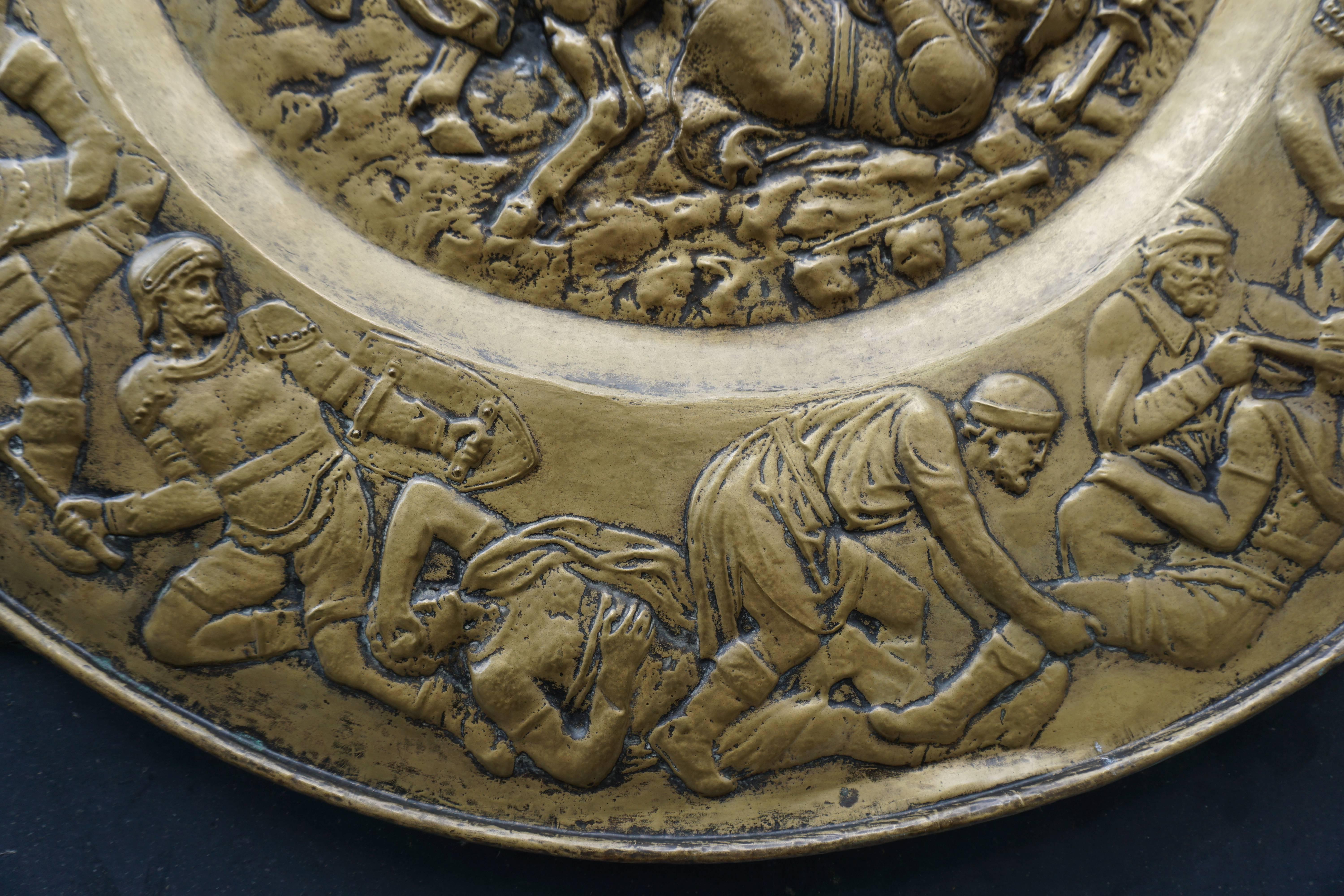 Wandrelief-Skulptur aus gehämmertem Kupfer mit römischen Kriegern im Angebot 6