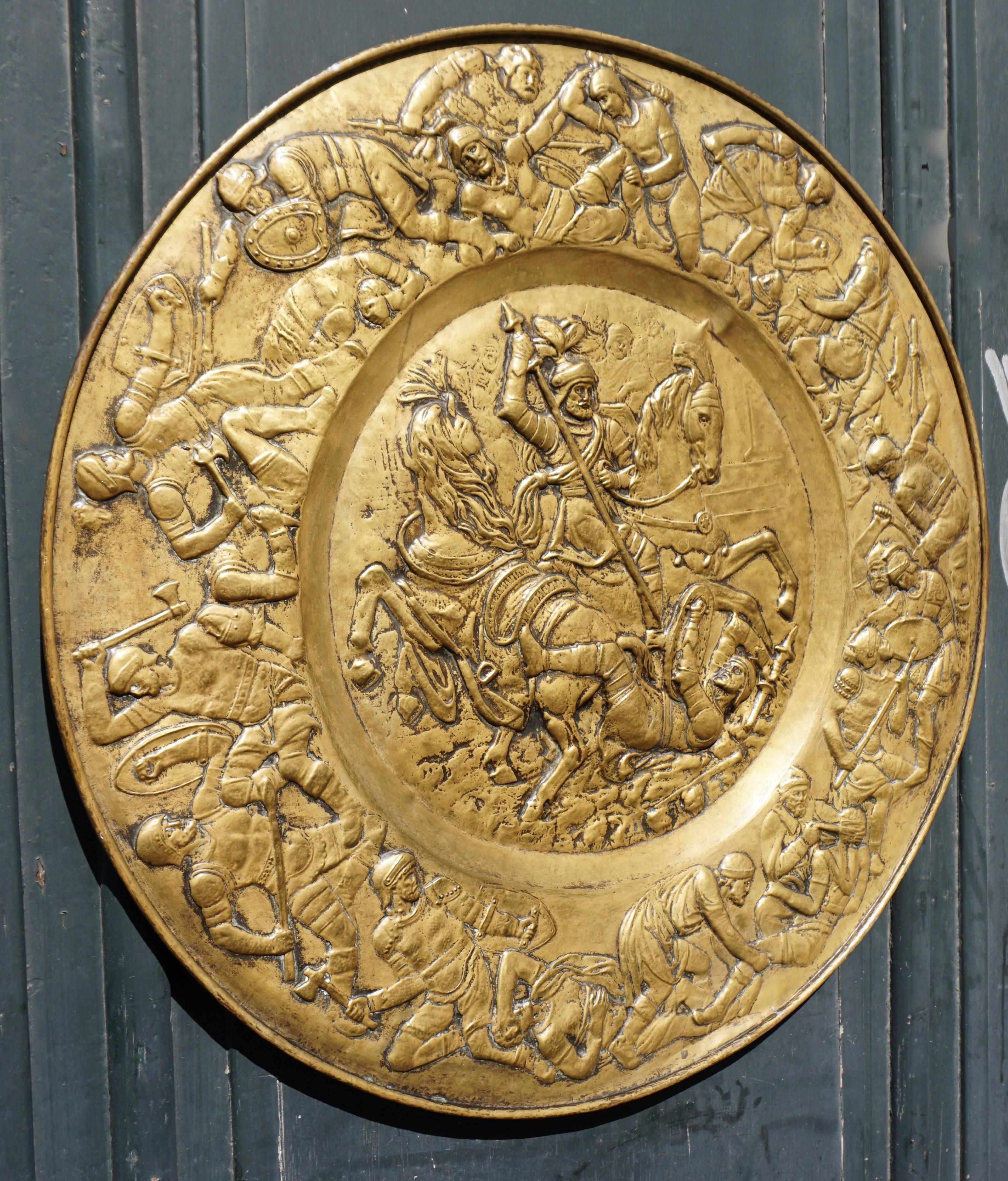 Escultura mural en relieve de cobre martillado con guerreros romanos Moderno de mediados de siglo en venta
