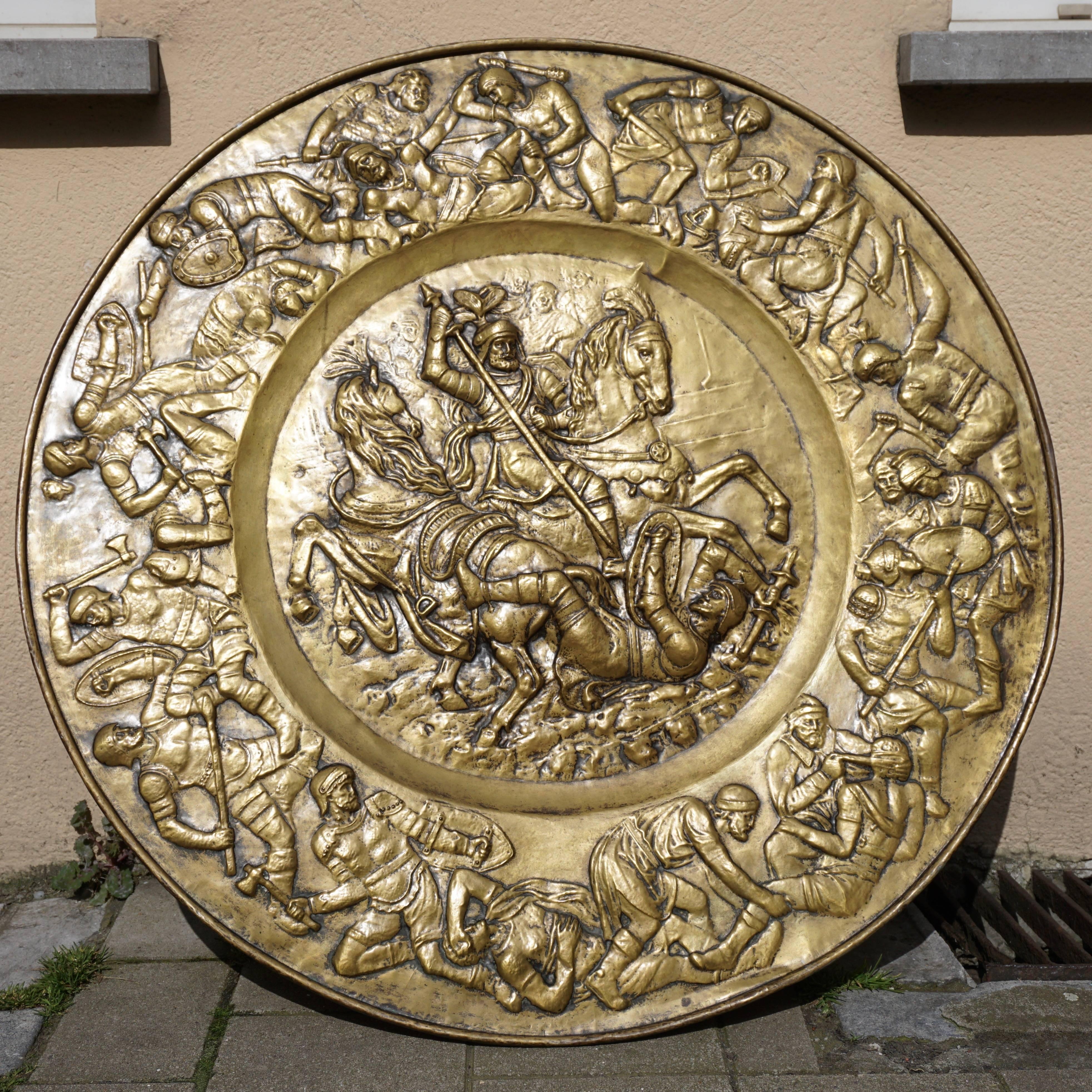 Wandrelief-Skulptur aus gehämmertem Kupfer mit römischen Kriegern (Italienisch) im Angebot