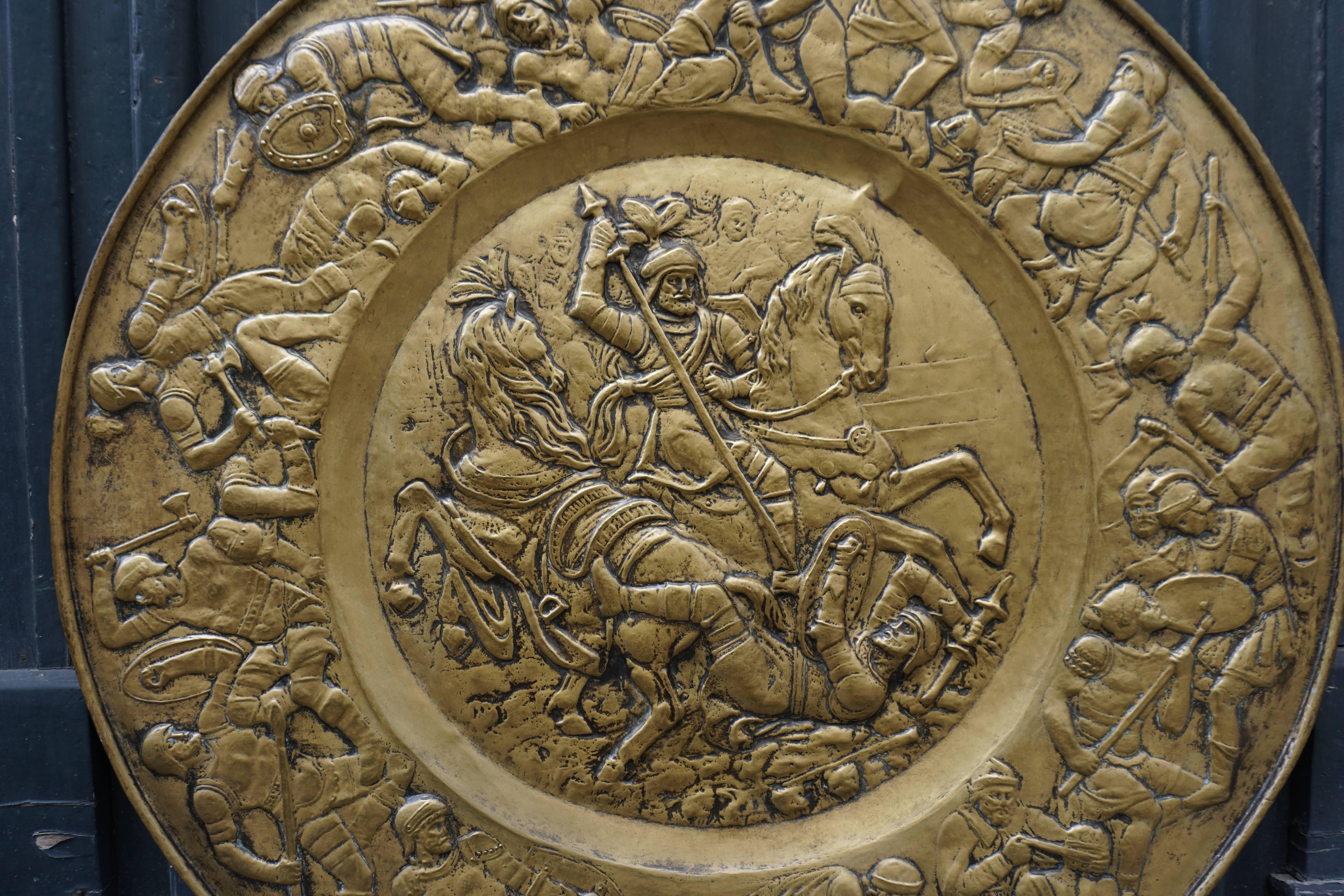 italien Sculpture murale en cuivre martelé avec guerriers romains en vente