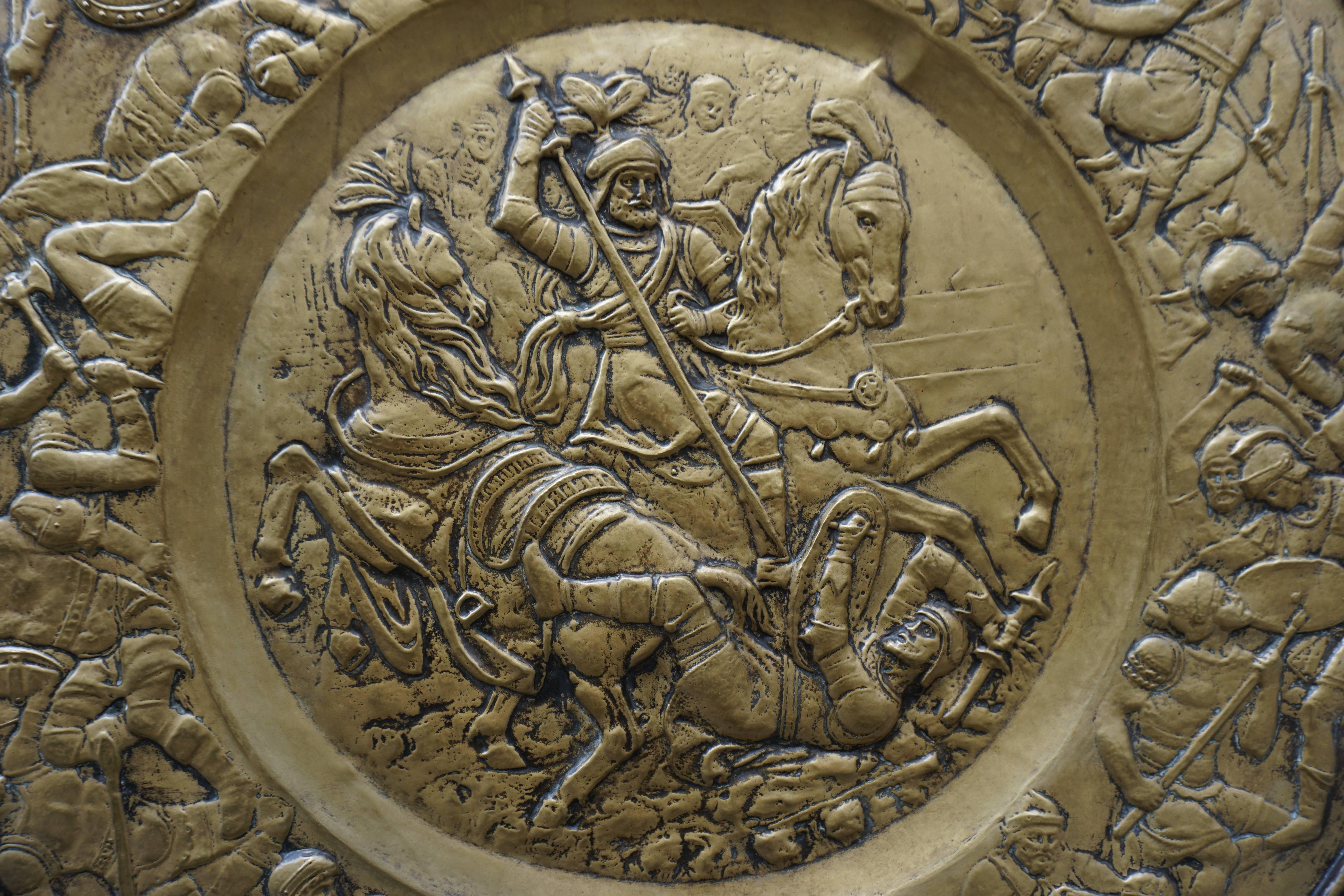 Wandrelief-Skulptur aus gehämmertem Kupfer mit römischen Kriegern (20. Jahrhundert) im Angebot