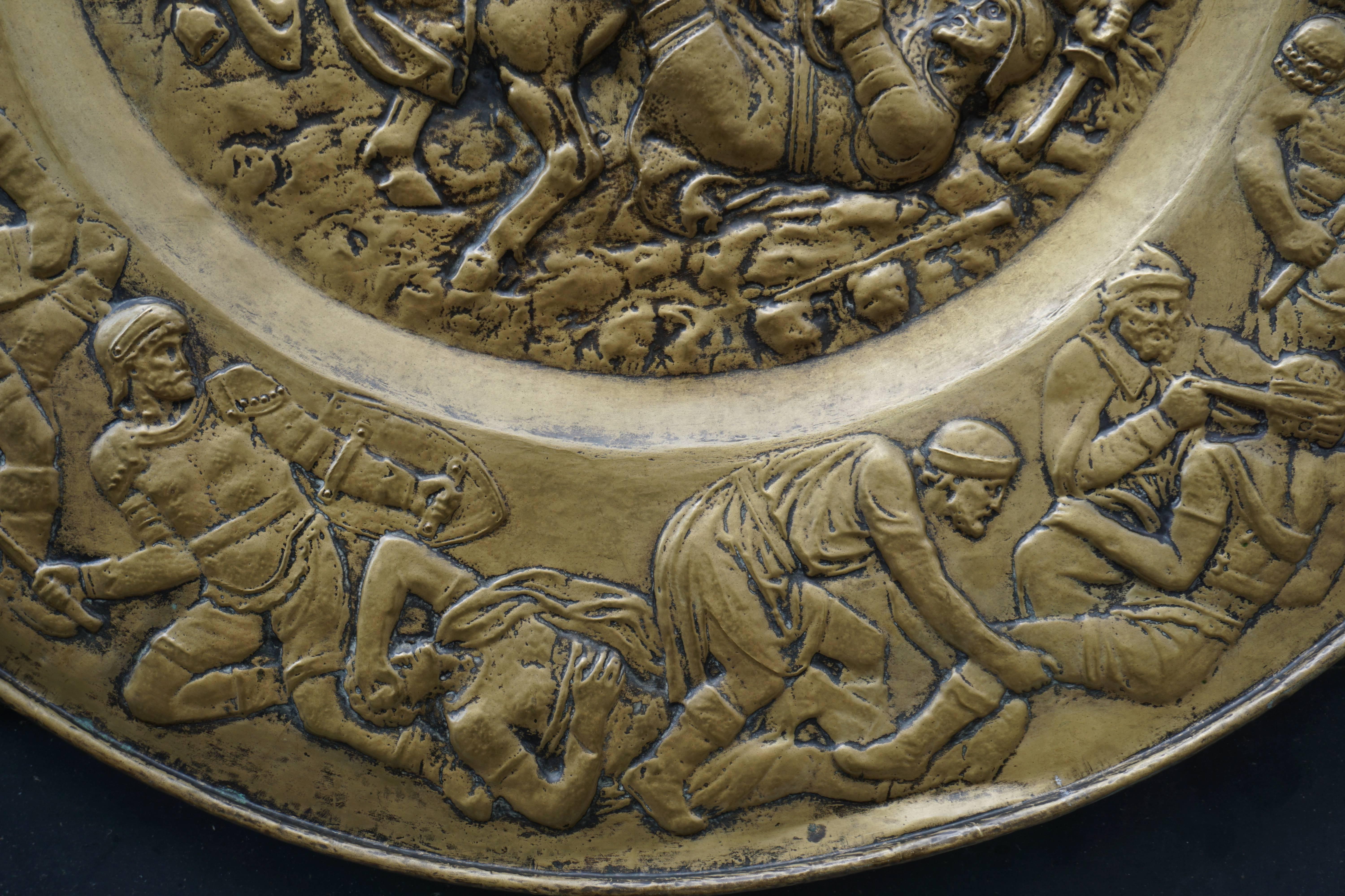 Wandrelief-Skulptur aus gehämmertem Kupfer mit römischen Kriegern im Angebot 2