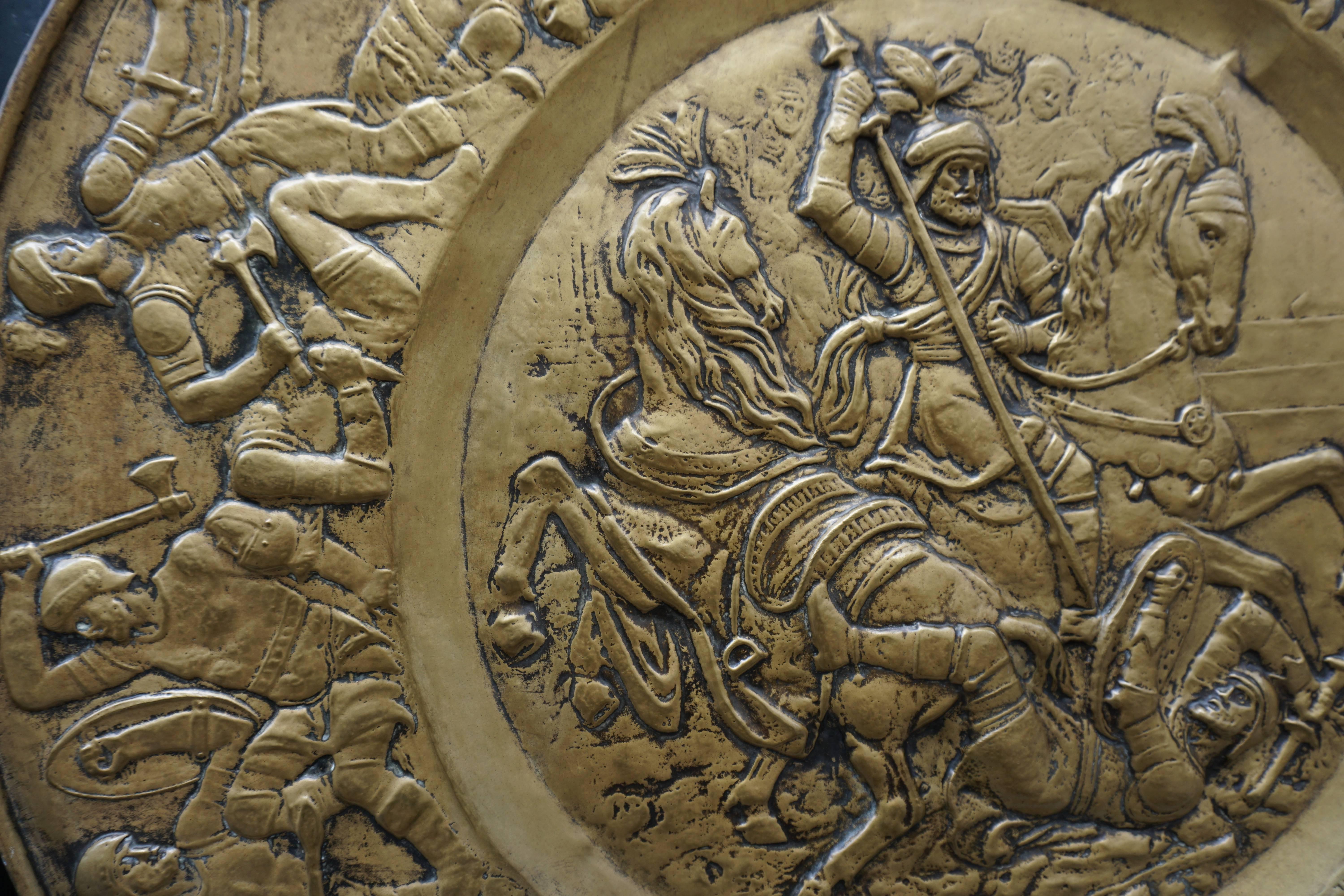 Wandrelief-Skulptur aus gehämmertem Kupfer mit römischen Kriegern im Angebot 3