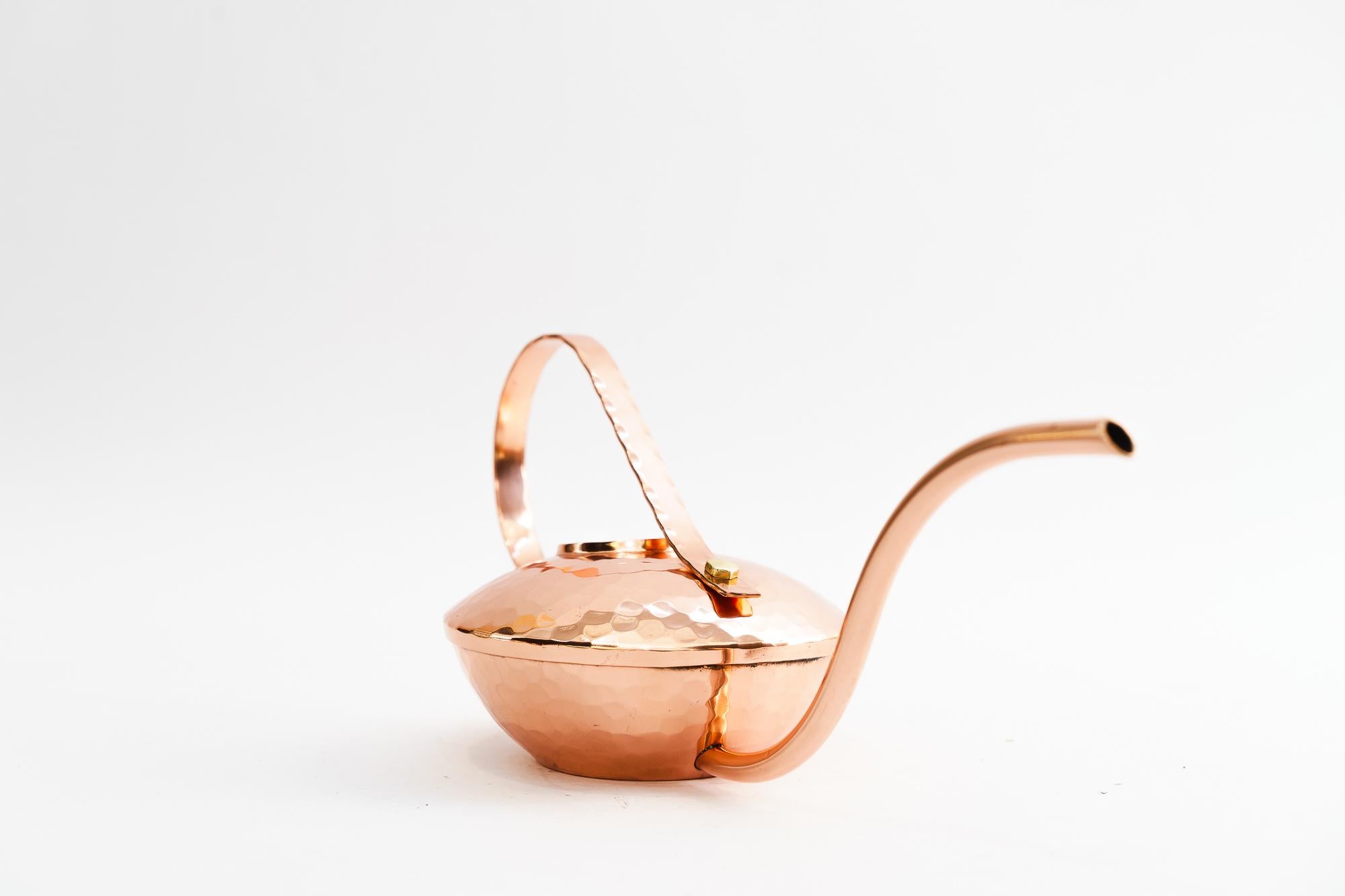 Mid-20th Century Hammered copper Watering Can, VEB Kunstschmiede Neuruppin, Germany around 1960s For Sale