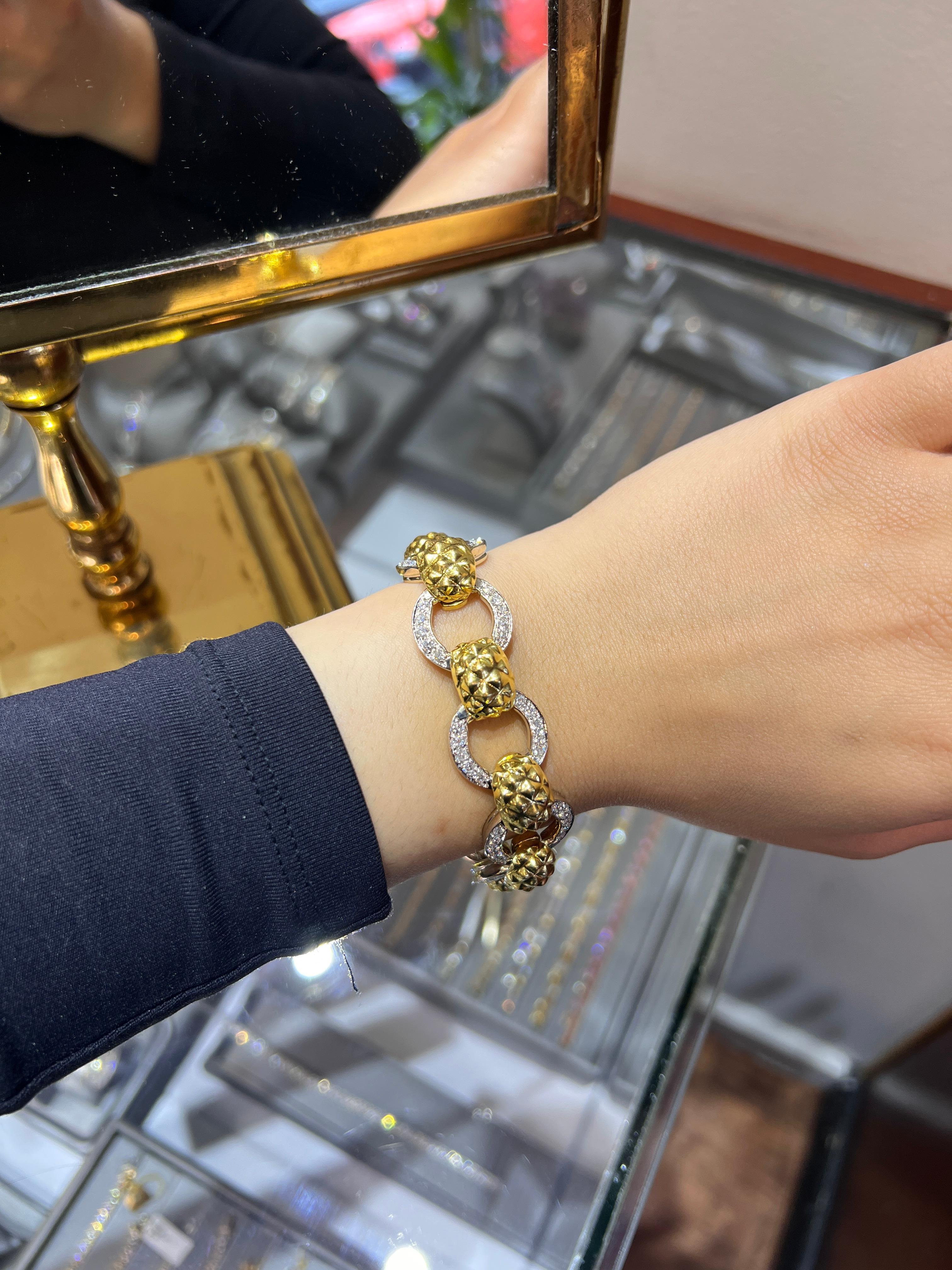 Taille ronde Bracelet à maillons martelés en or massif 18K du milieu du siècle, 5,50 carats de diamants blancs en vente