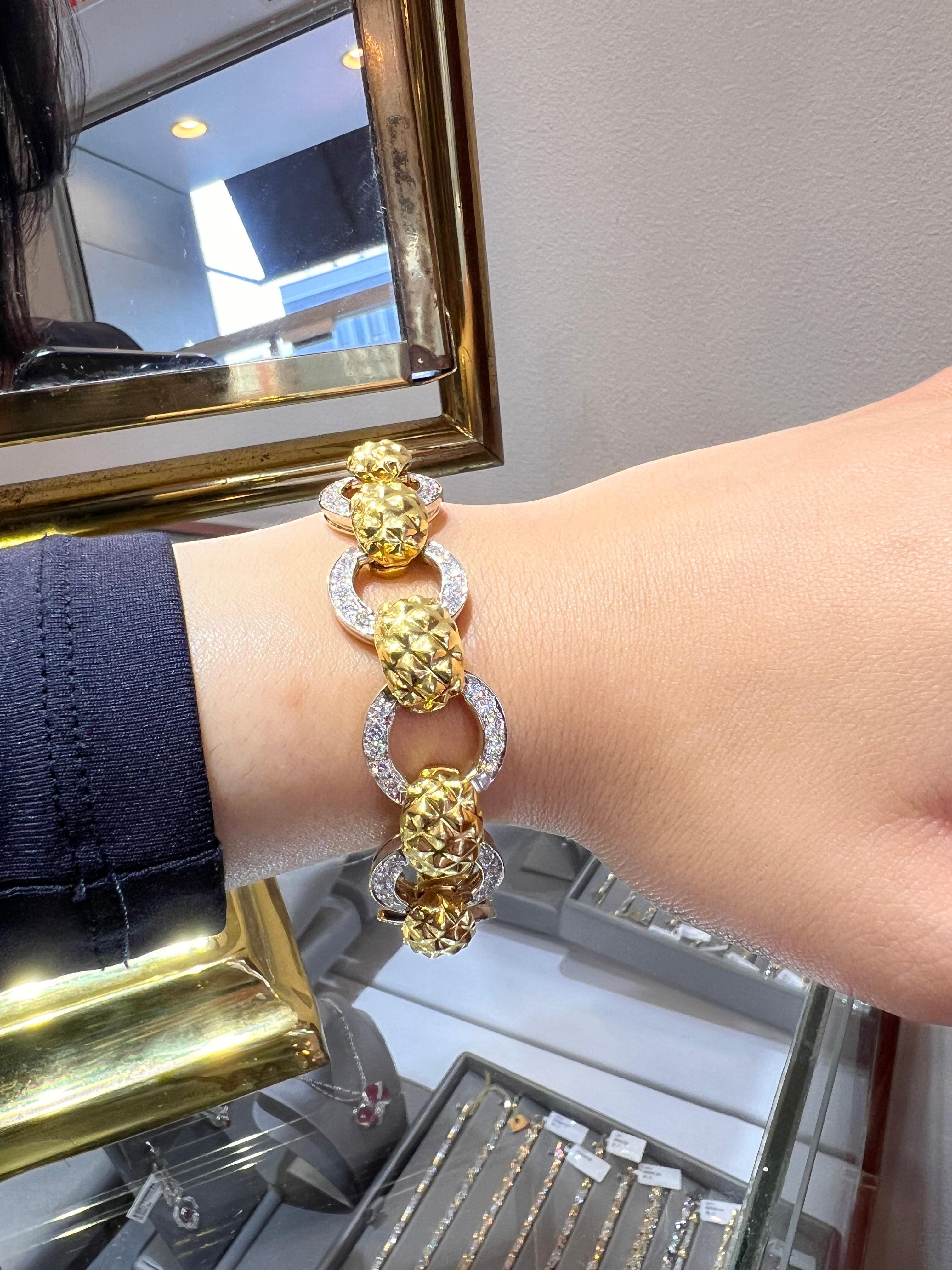 Exceptionnel bijou de transition Vintage et Trendy ! Bracelet en or massif 18k (750 hallmark) serti d'un incroyable ensemble de 5.50 carats, diamants ronds de taille brillant, le plus haut standard dans la finition de ce bracelet vintage circa