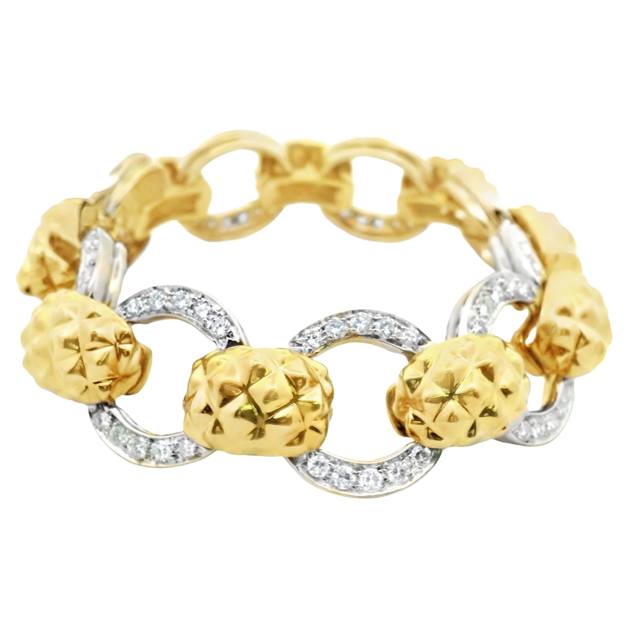 Bracelet à maillons martelés en or massif 18K du milieu du siècle, 5,50 carats de diamants blancs en vente