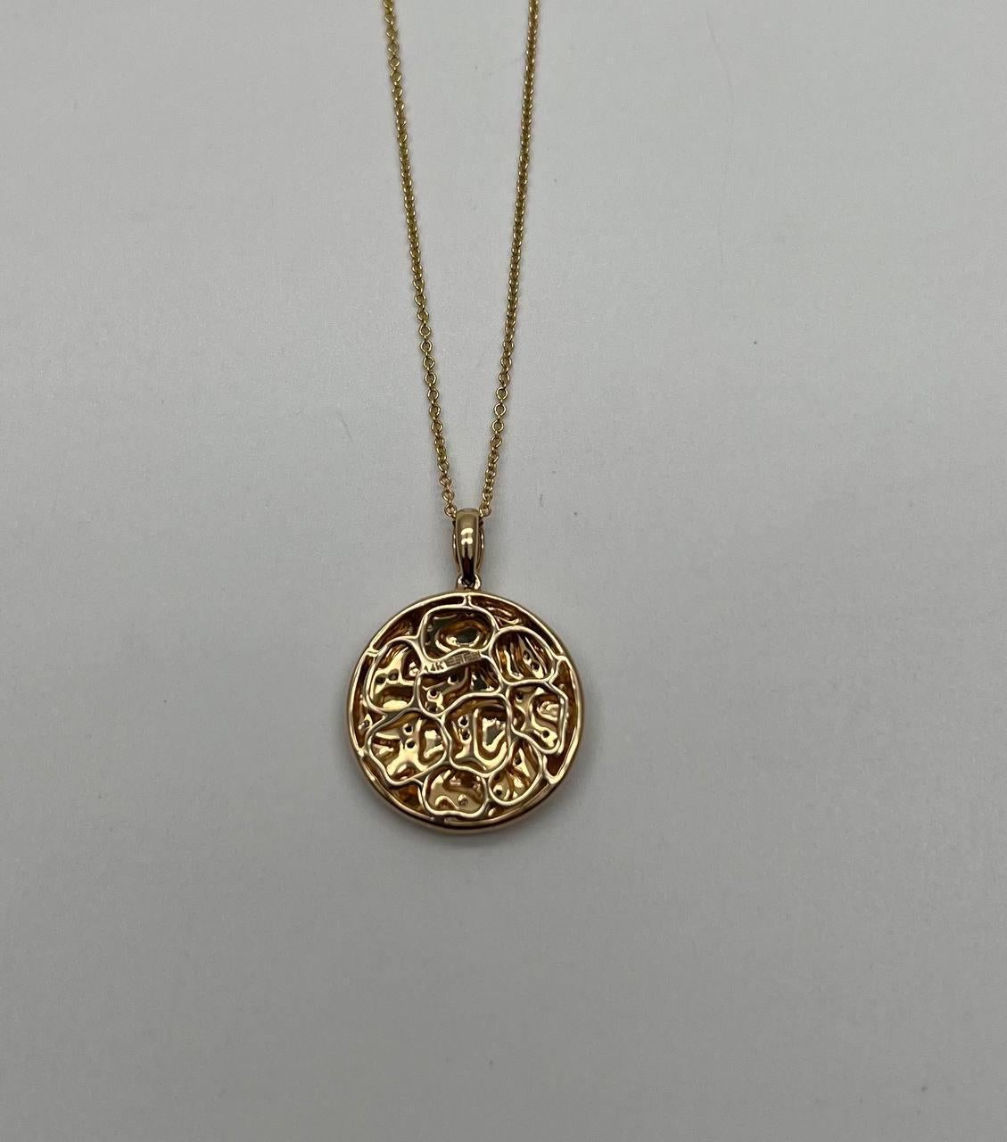 Taille mixte Collier pendentif médaillon en or jaune 14K avec diamants Hammer et pavés Earth Rock en vente