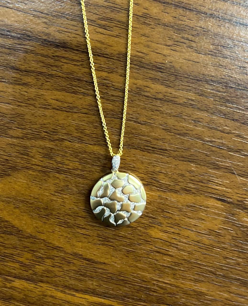 Collier pendentif médaillon en or jaune 14K avec diamants Hammer et pavés Earth Rock Pour femmes en vente