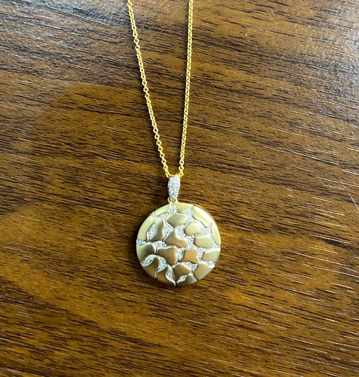 Collier pendentif médaillon en or jaune 14K avec diamants Hammer et pavés Earth Rock en vente 1