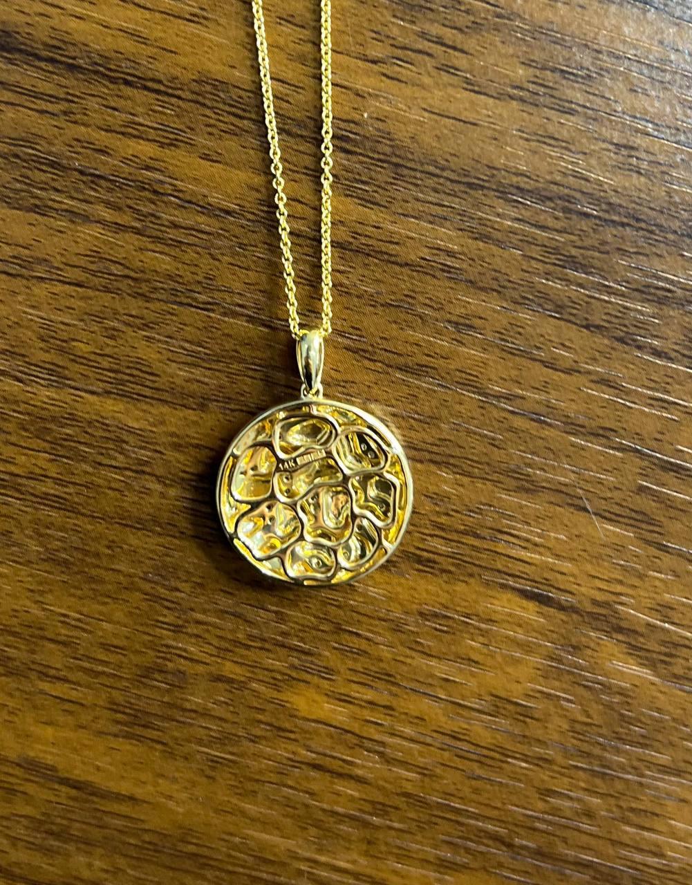 Collier pendentif médaillon en or jaune 14K avec diamants Hammer et pavés Earth Rock en vente 2