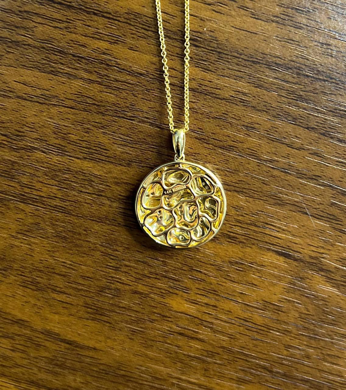 Collier pendentif médaillon en or jaune 14K avec diamants Hammer et pavés Earth Rock en vente 3