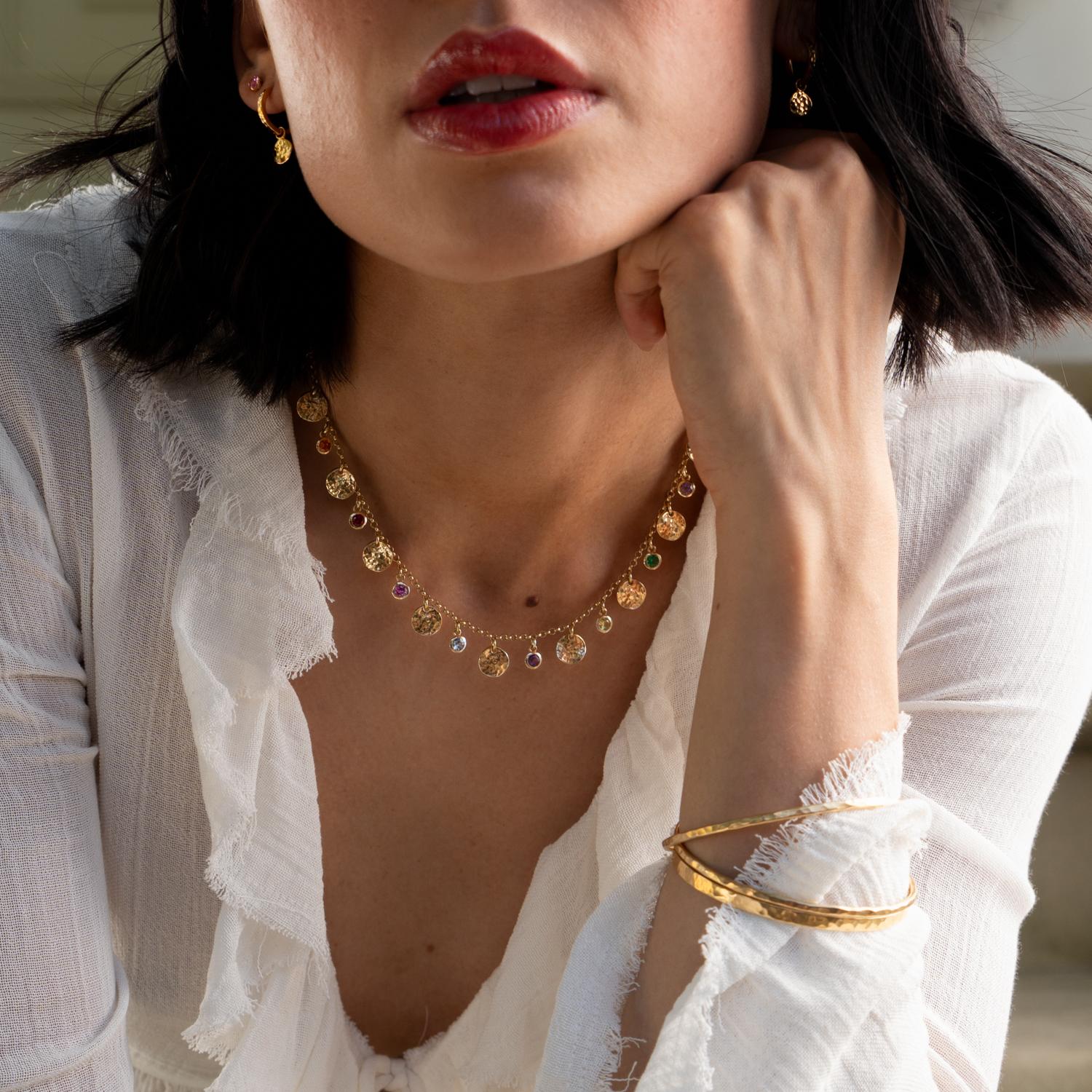Array-Halskette aus gehämmerter Scheiben und gemischten Edelsteinen in 18 Karat Gold Vermeil Damen im Angebot