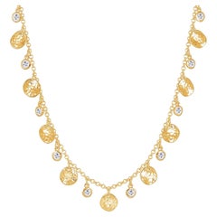 Halskette mit gehämmerter Scheiben- und weißem Saphir Array aus 18 Karat Gold Vermeil