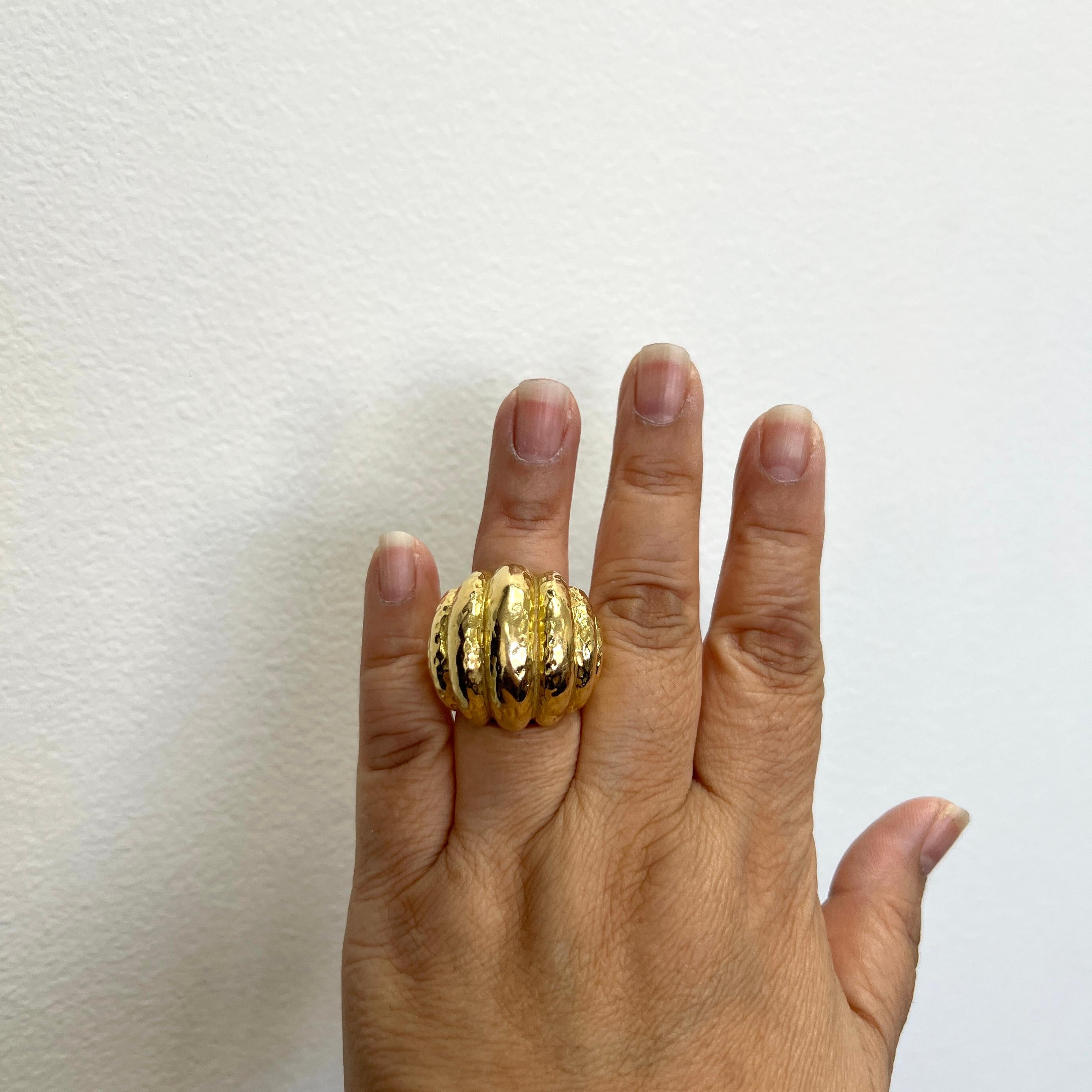 Bellissimo anello in oro martellato.  Realizzato a mano in oro giallo 18 carati.  Misura dell'anello 6,75.