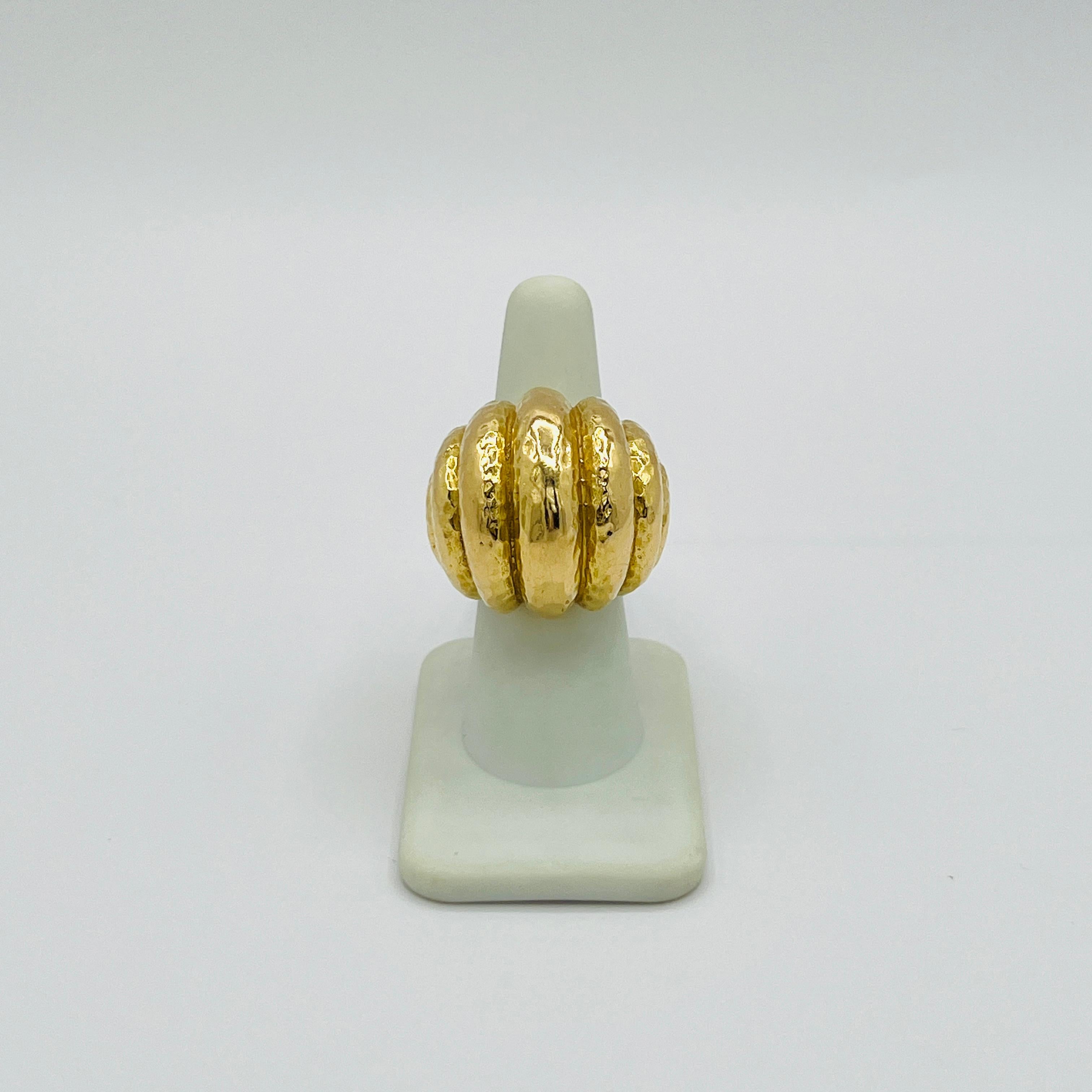 da uomo o donna Anello cocktail a cupola martellata in oro giallo 18 carati in vendita