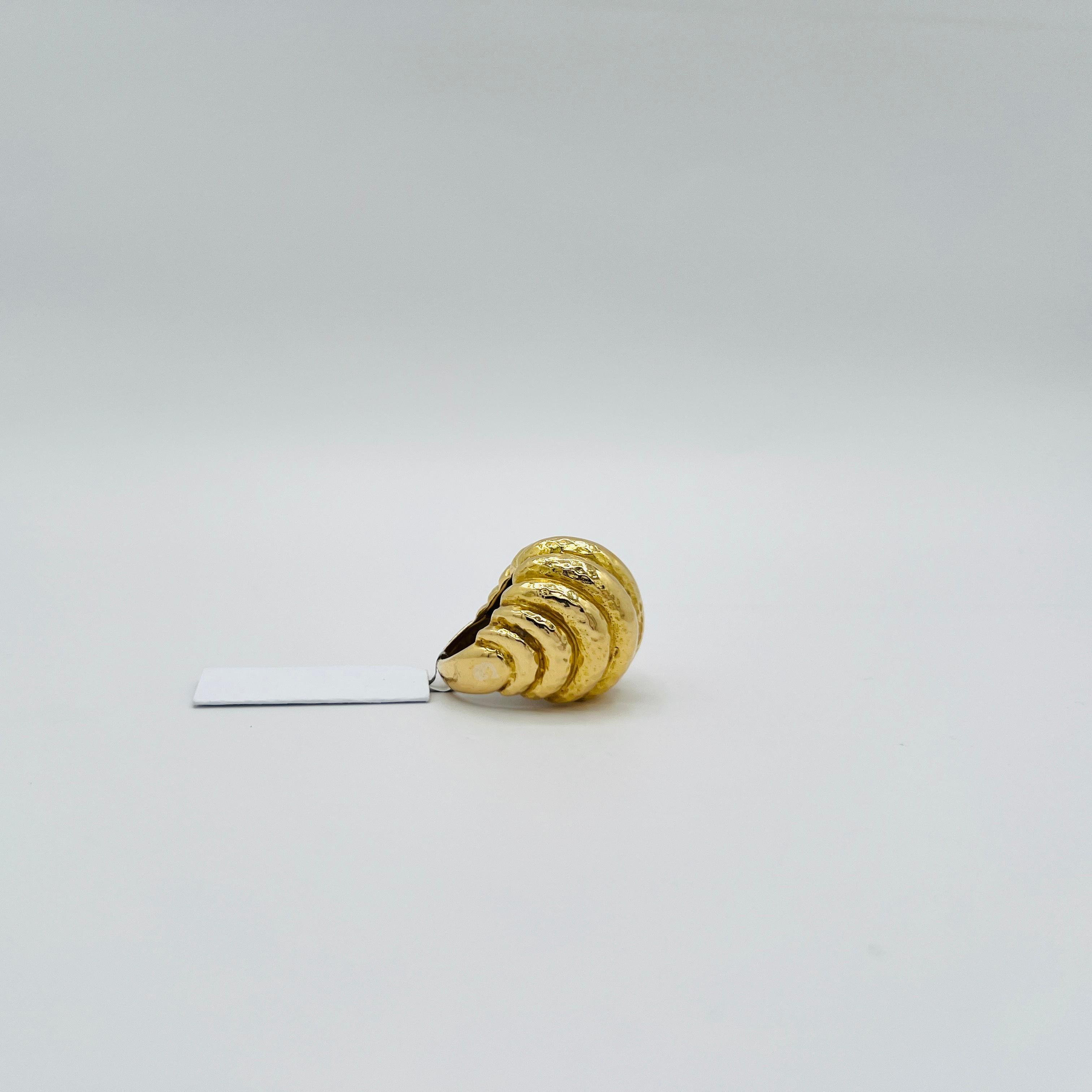 Anello cocktail a cupola martellata in oro giallo 18 carati in vendita 1