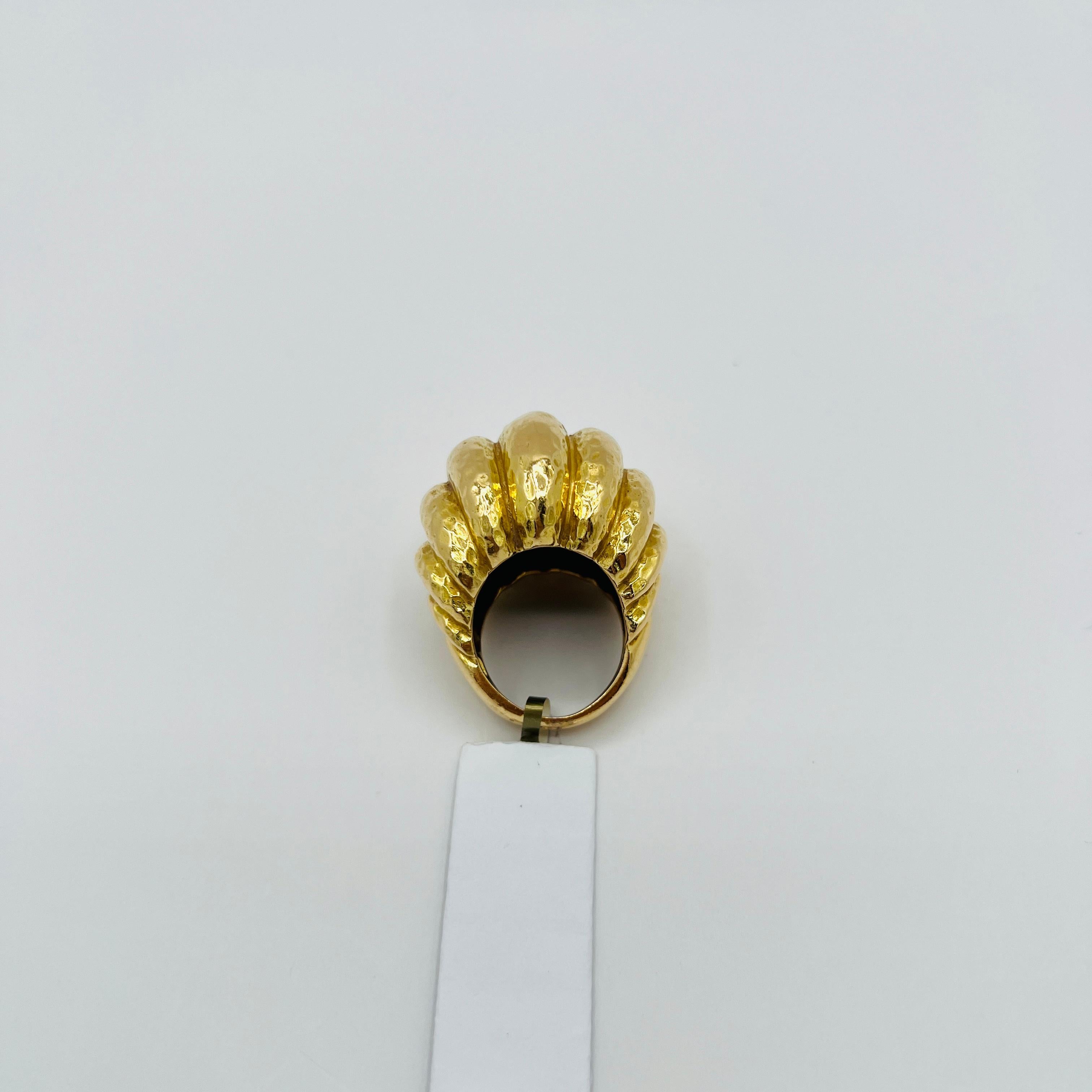 Anello cocktail a cupola martellata in oro giallo 18 carati in vendita 2
