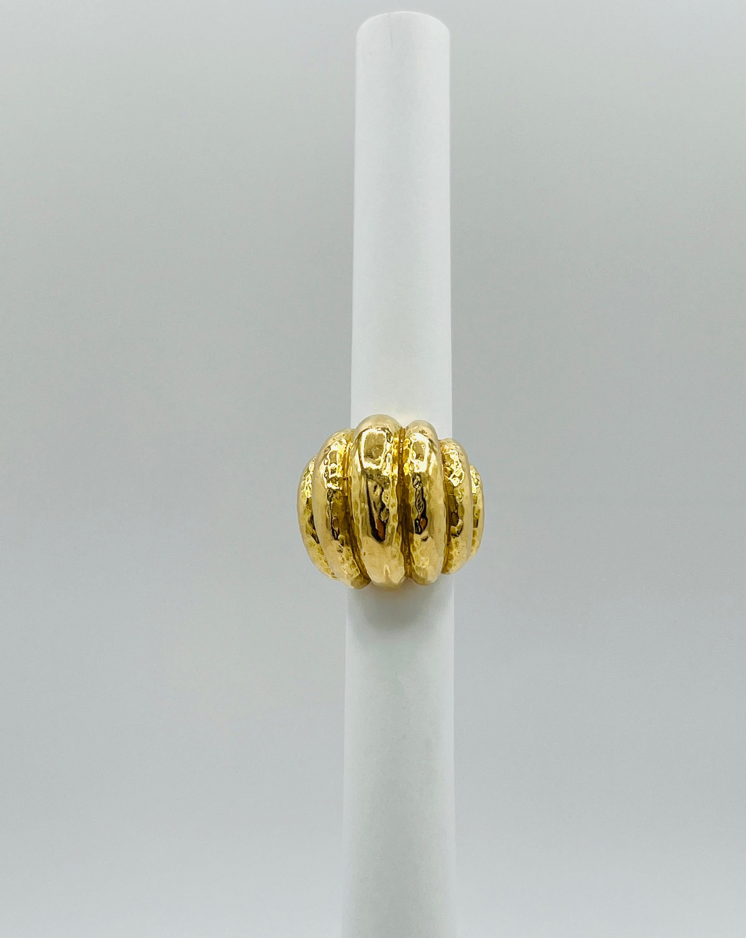 Anello cocktail a cupola martellata in oro giallo 18 carati in vendita 3