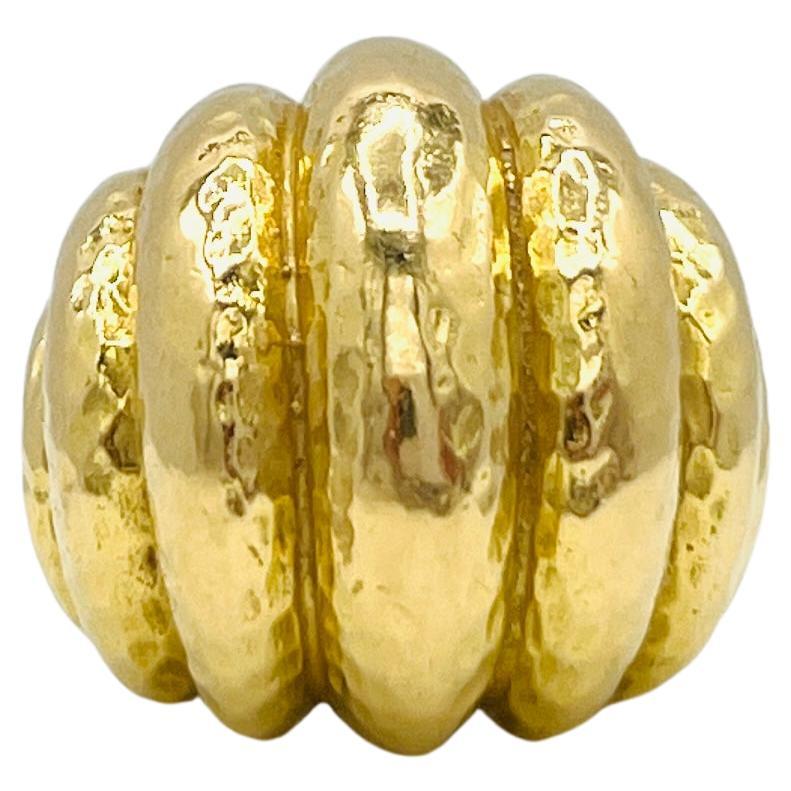 Anello cocktail a cupola martellata in oro giallo 18 carati
