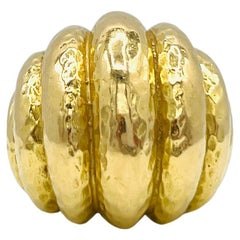 Anello cocktail a cupola martellata in oro giallo 18 carati