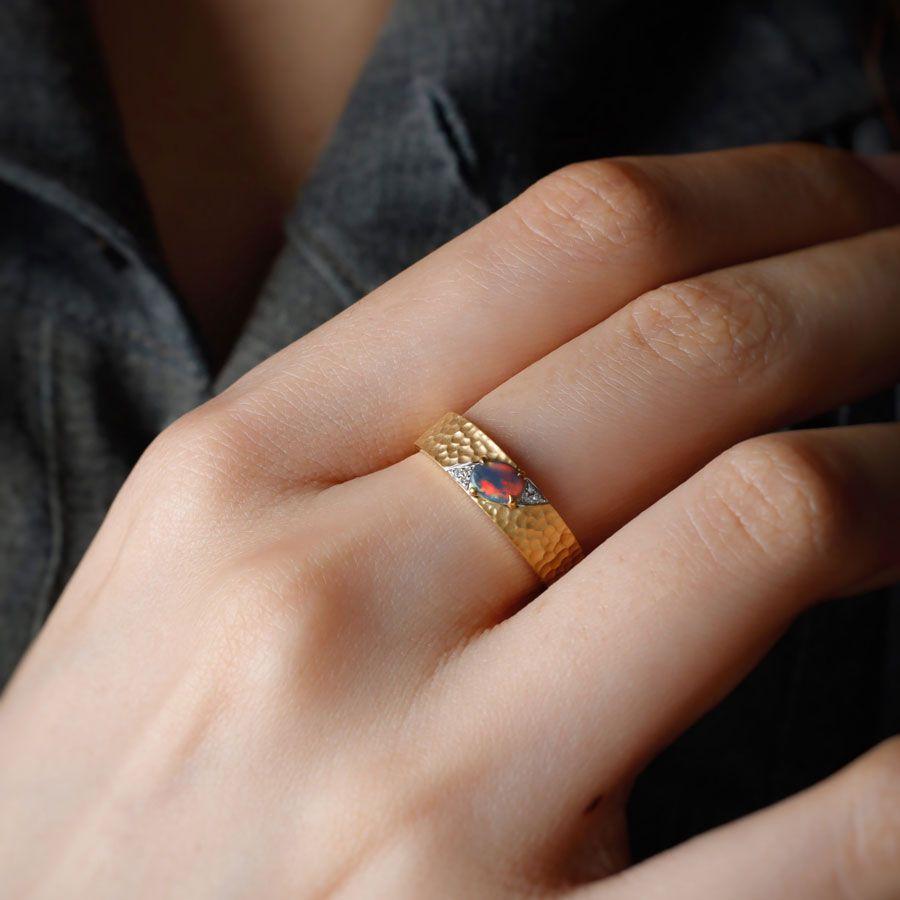 Gehämmerte Oberfläche 18K Gelbgold Schwarzer Opal und Diamant Verlobungsring Ehering Versprechen Ring.



IDEA: Vor Jahren entdeckte ich diesen atemberaubenden roten Lightning Ridge Schwarzopal, den ich nun zu diesem exquisiten Design verarbeitet