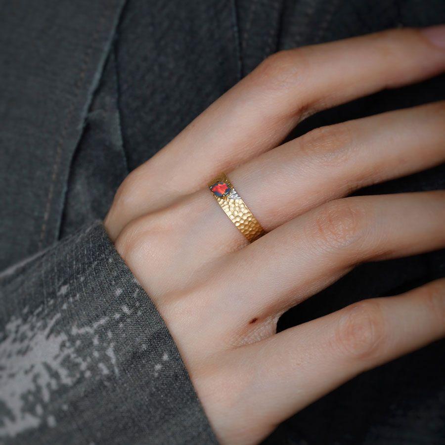 Verlobungsring, gehämmertes Finish 18K Gold Schwarzer Opal Diamant im Zustand „Neu“ im Angebot in Suwanee, GA