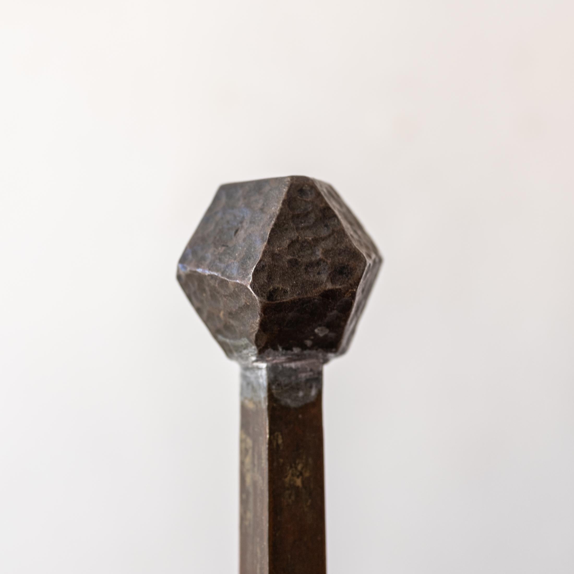 Set di utensili per caminetto in bronzo forgiato martellato in vendita 4