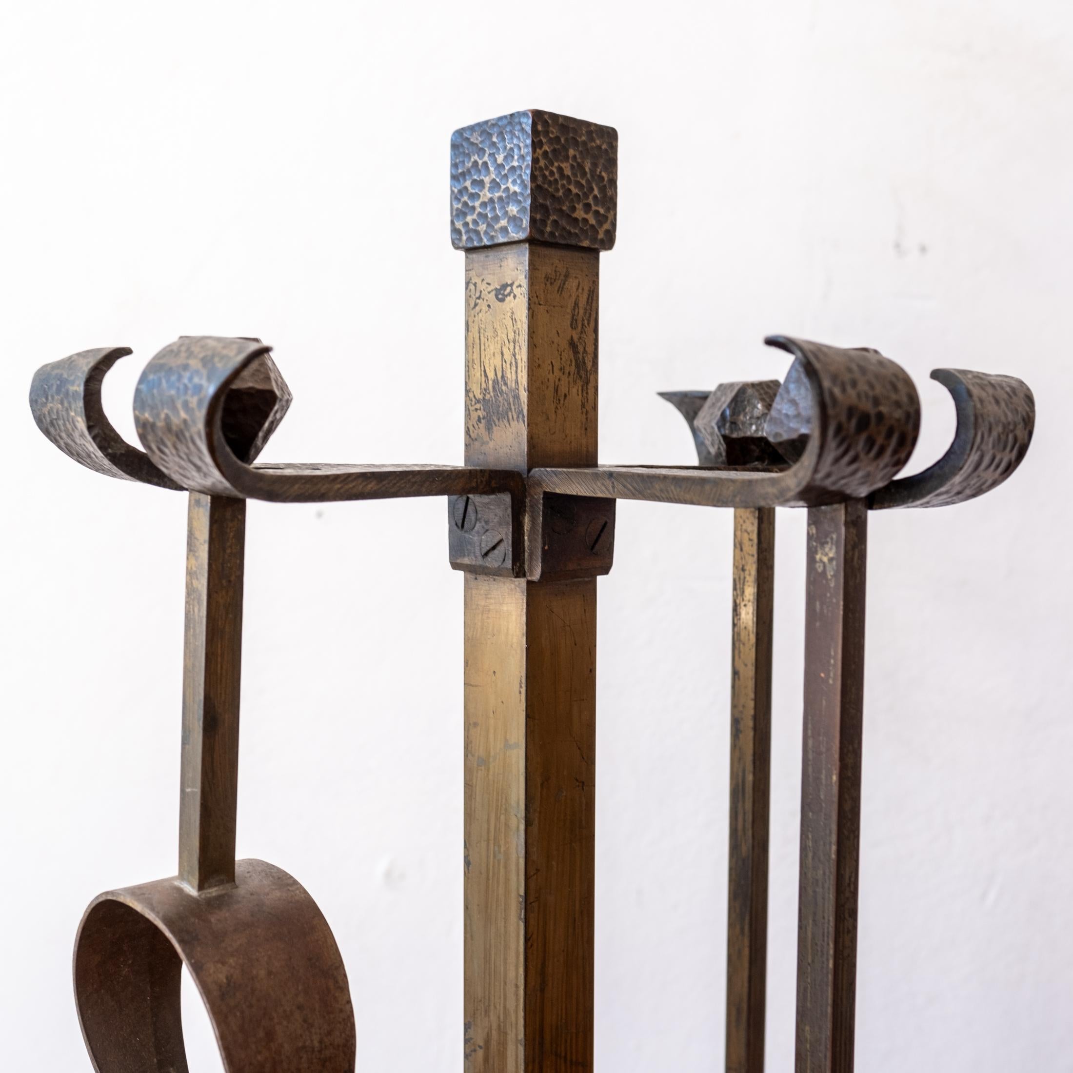 Set di utensili per caminetto in bronzo forgiato martellato in vendita 13