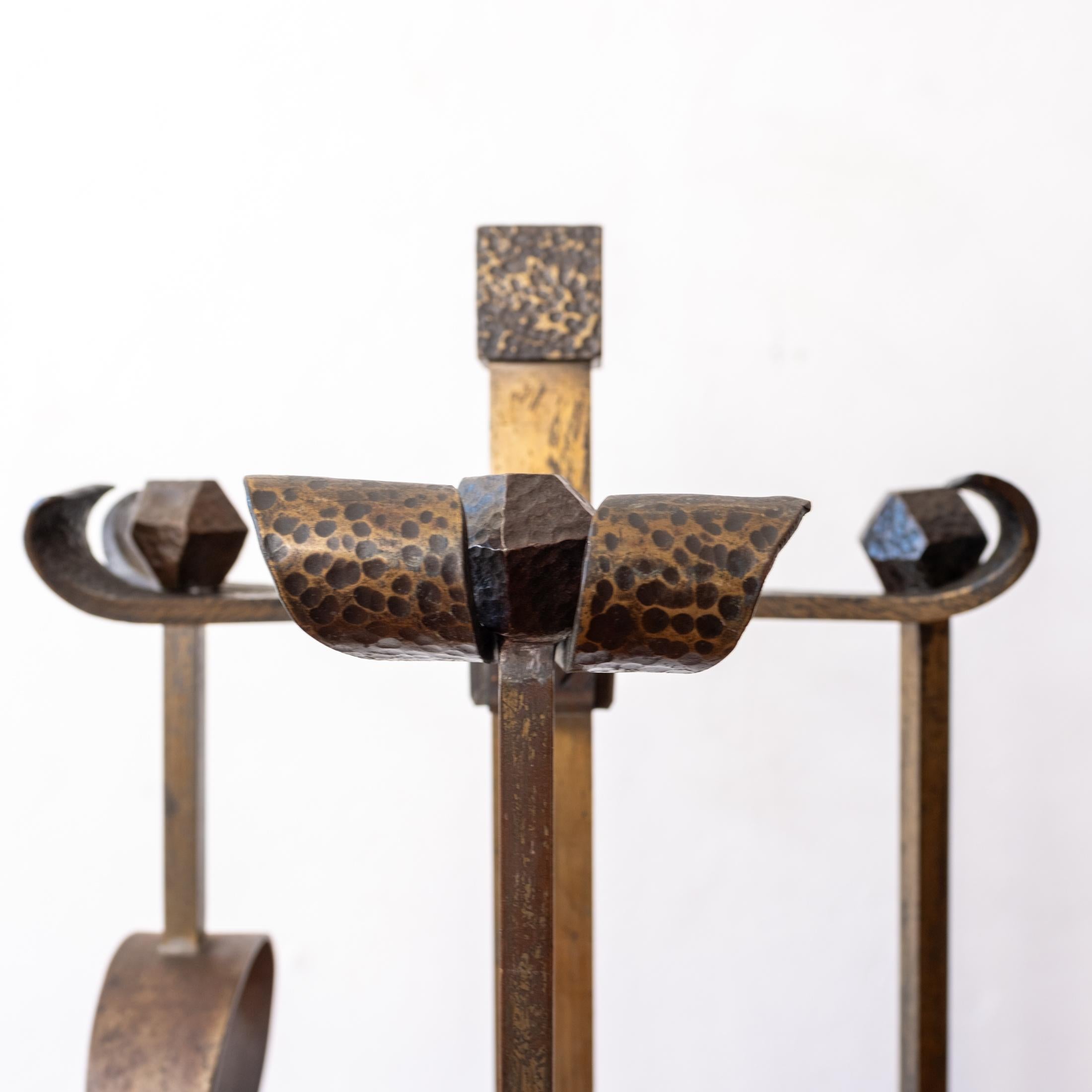 Set di utensili per caminetto in bronzo forgiato e martellato. Un bel mix di modernità di metà secolo, antiquariato e brutalismo. Il set comprende una pala, un attizzatoio e una pinza per tronchi. 