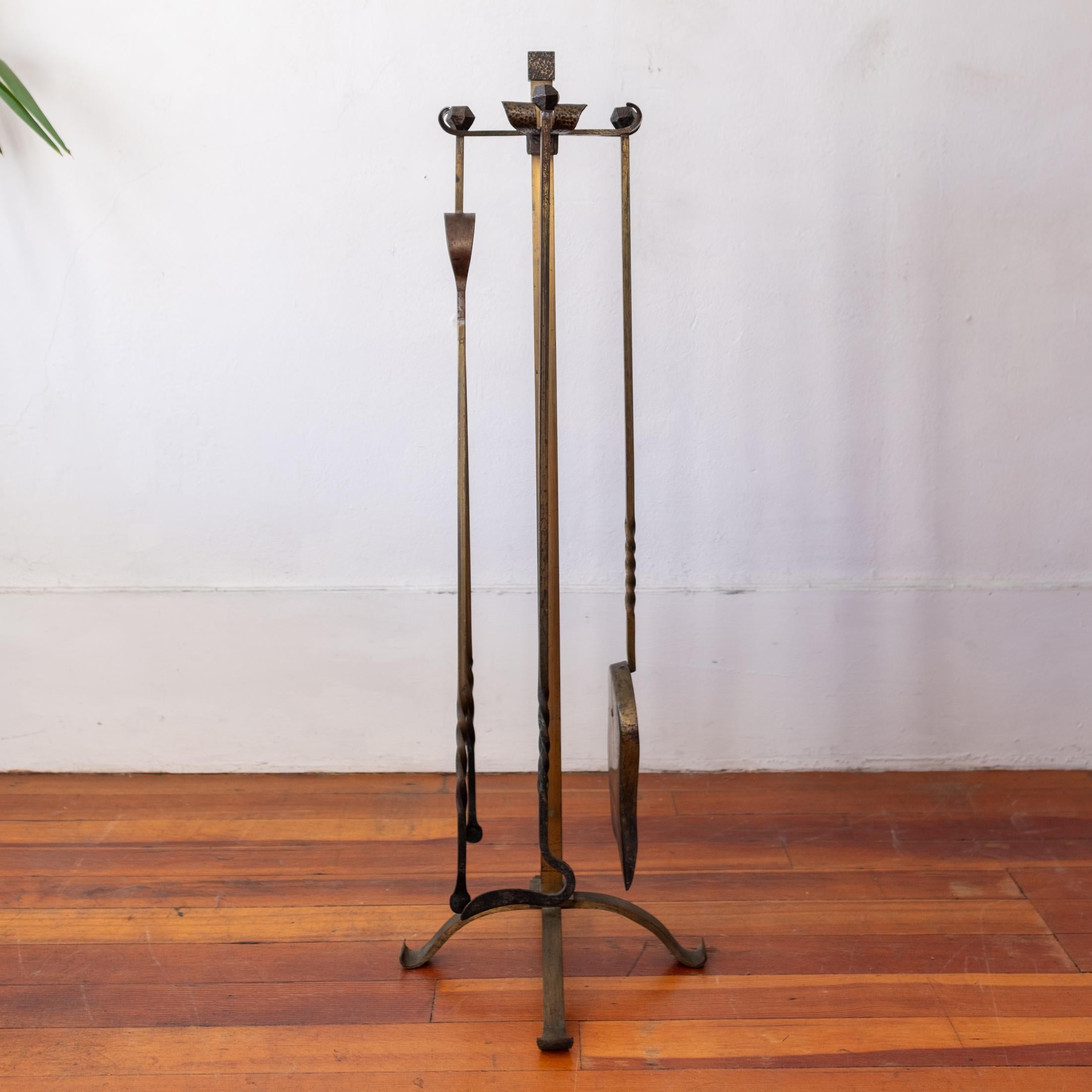 Brutalismo Set di utensili per caminetto in bronzo forgiato martellato in vendita