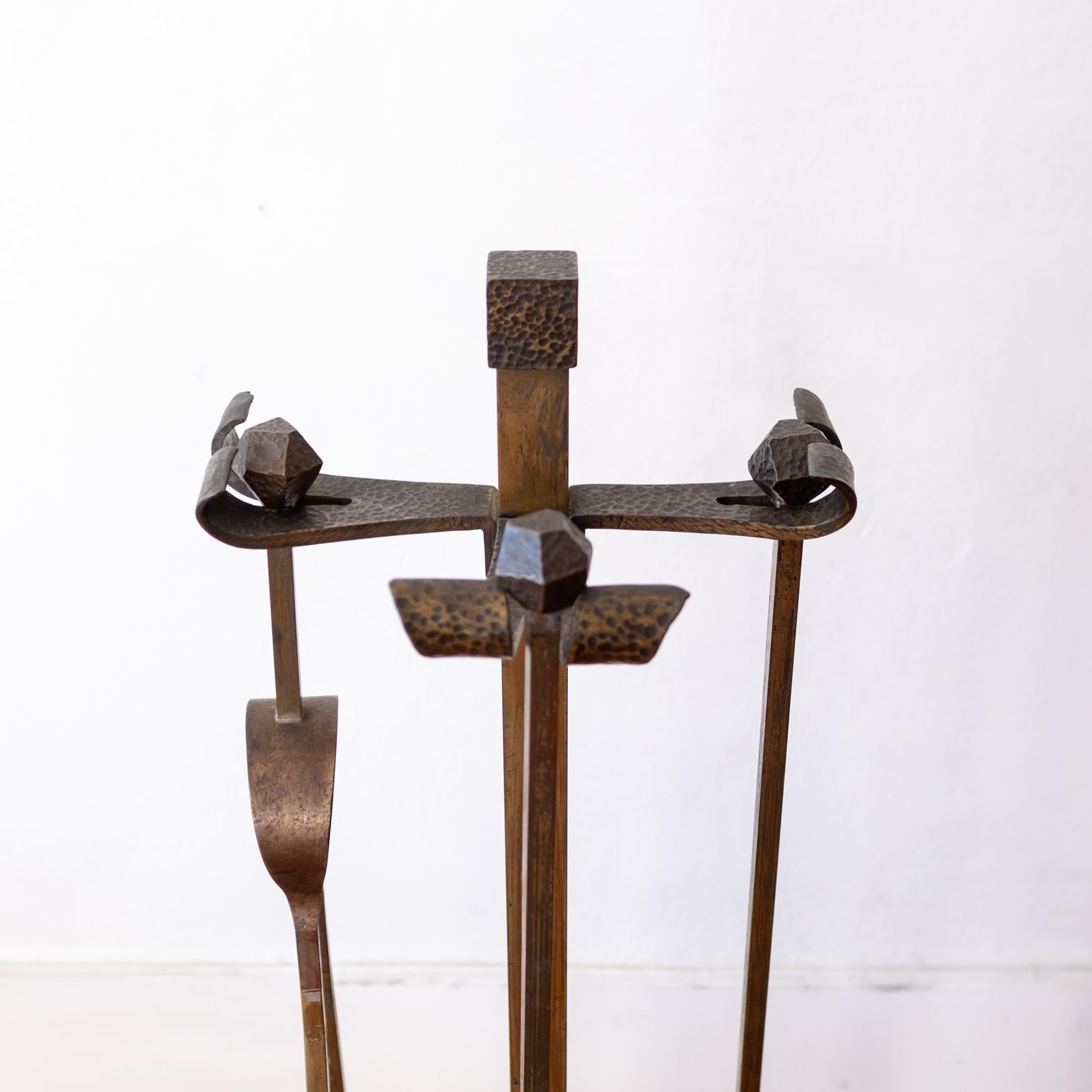 Metà XX secolo Set di utensili per caminetto in bronzo forgiato martellato in vendita
