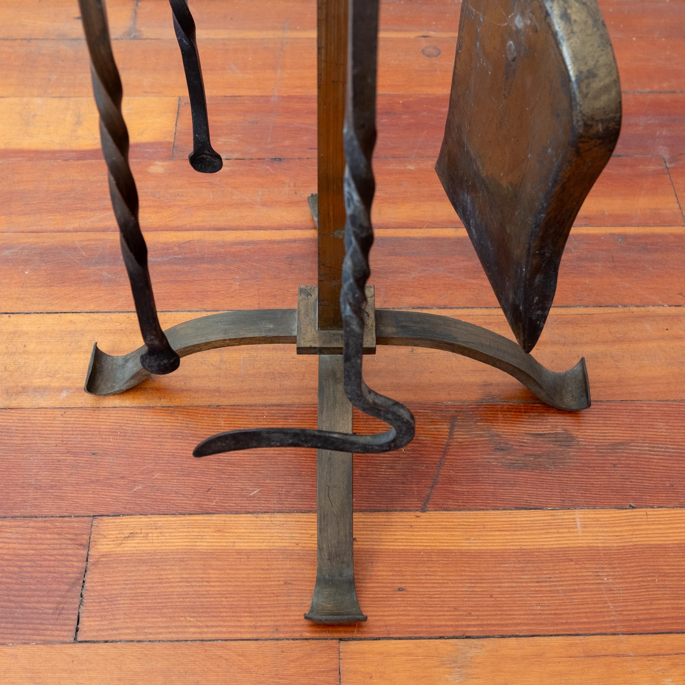 Set di utensili per caminetto in bronzo forgiato martellato in vendita 2