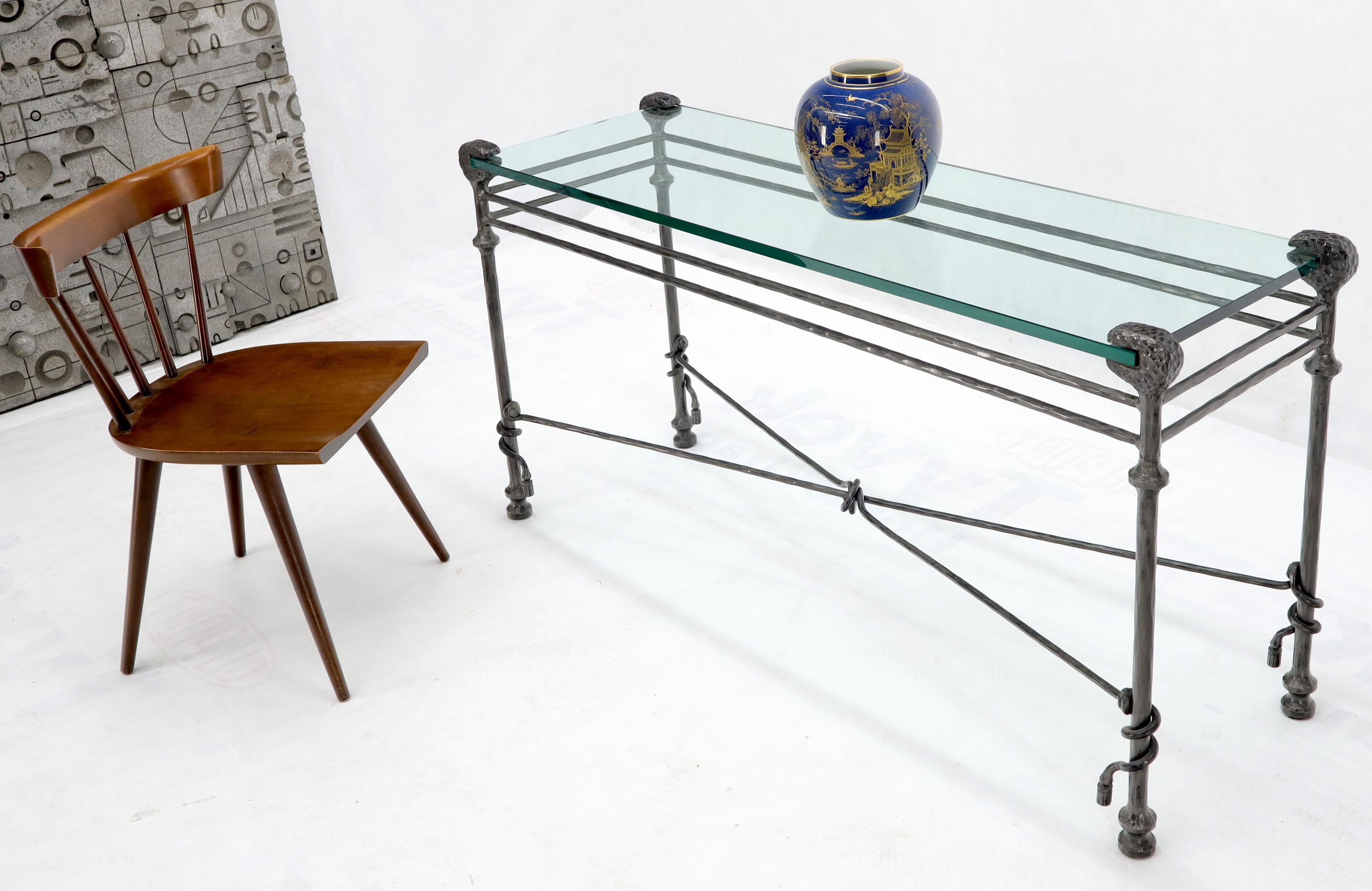 Console de style Giacometti en métal forgé de style moderne du milieu du siècle, avec un plateau en verre de 3/4
