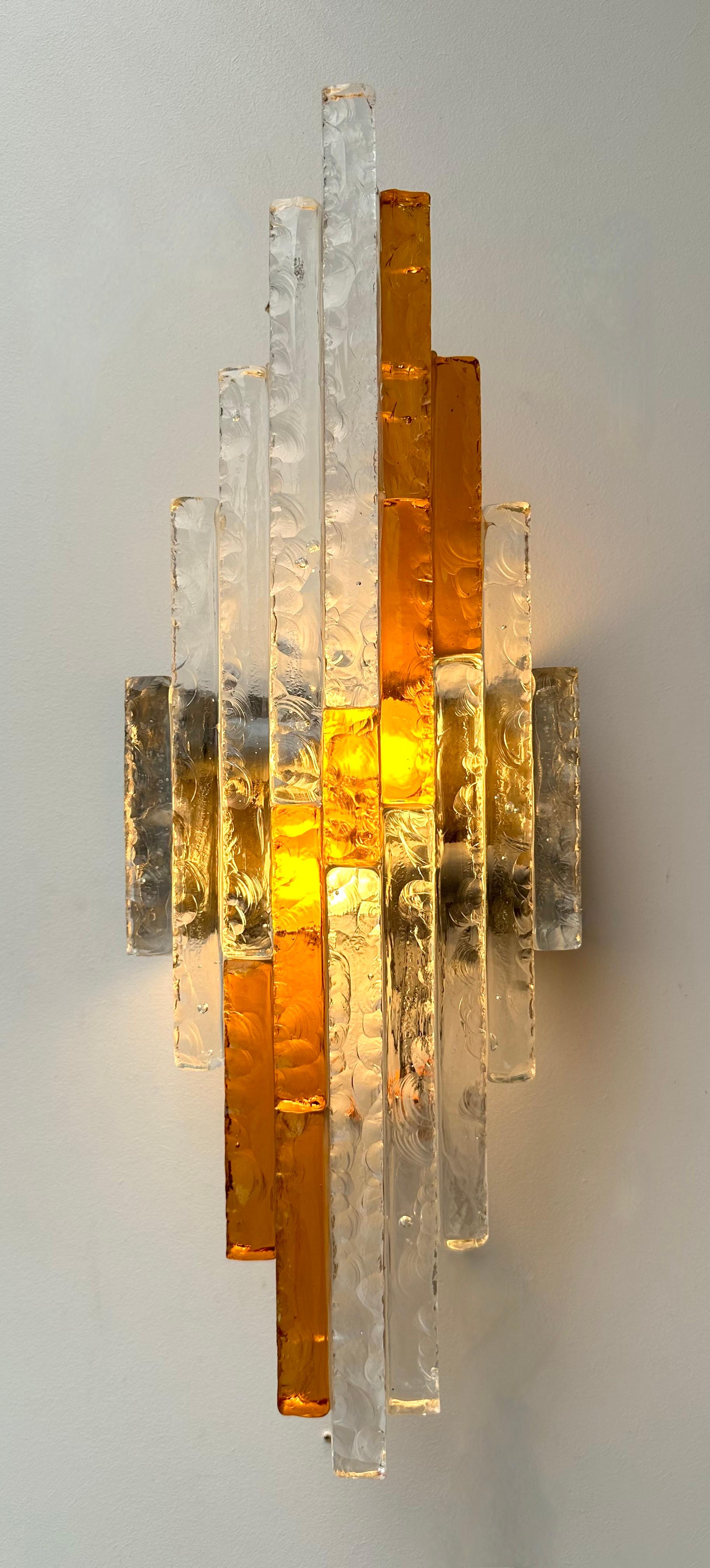Mid-Century Modern Space Age Wandlampen Leuchten Beleuchtung Wandleuchter gehämmertes Glas Metall von der Manufaktur Poliarte in Verona in einem brutalistischen Stil, der gleichzeitigen von Longobard Arte und Biancardi Jordan während der 1970er