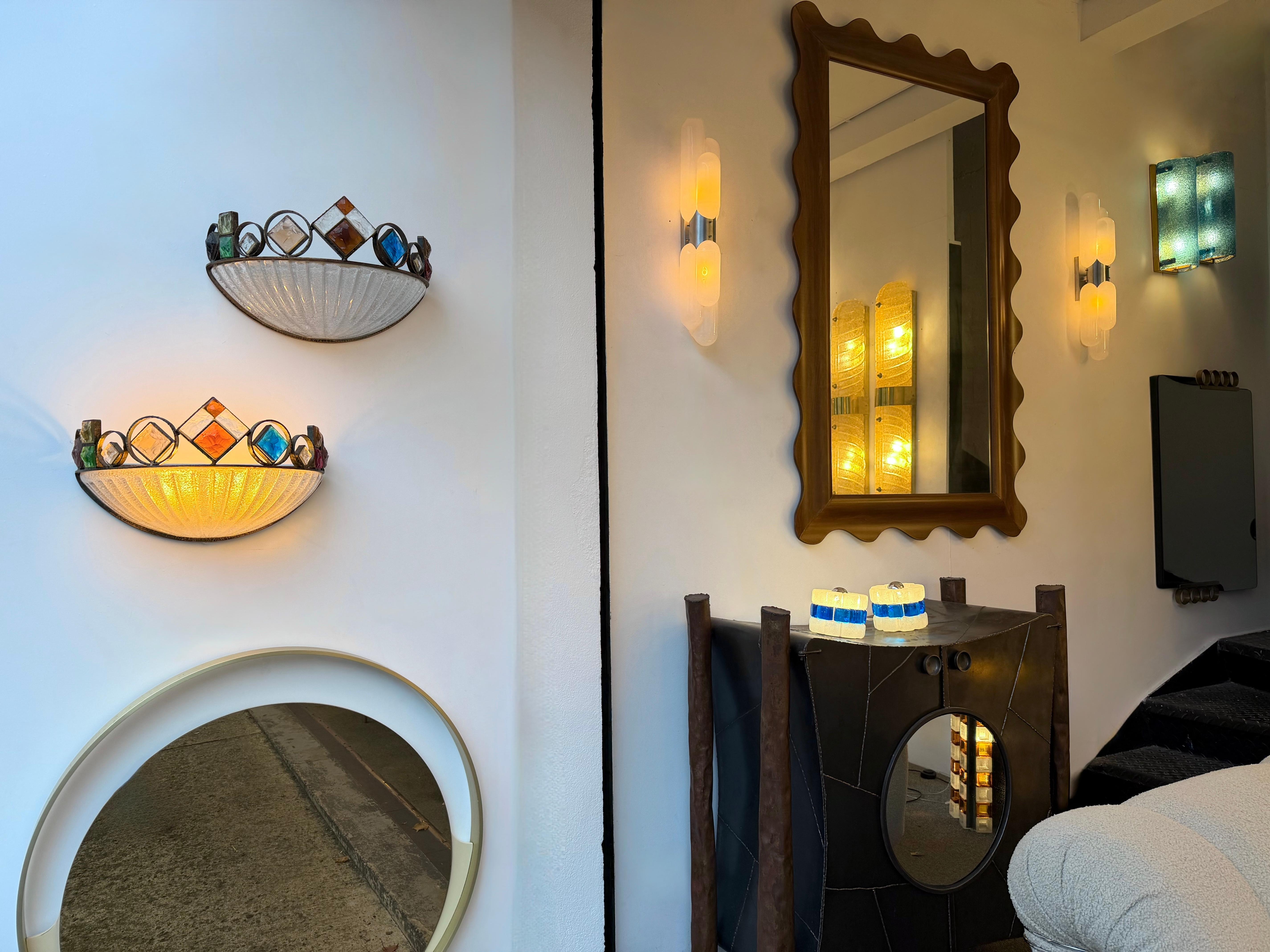 Applique murale Mid-Century Modern luminaire verre martelé et fer forgé, coupelle en verre de Murano, dorure patine cuivre, par la manufacture Longobard à Vérone dans un style Brutaliste, concurrent de Biancardi Jordan Arte et Poliarte au cours des