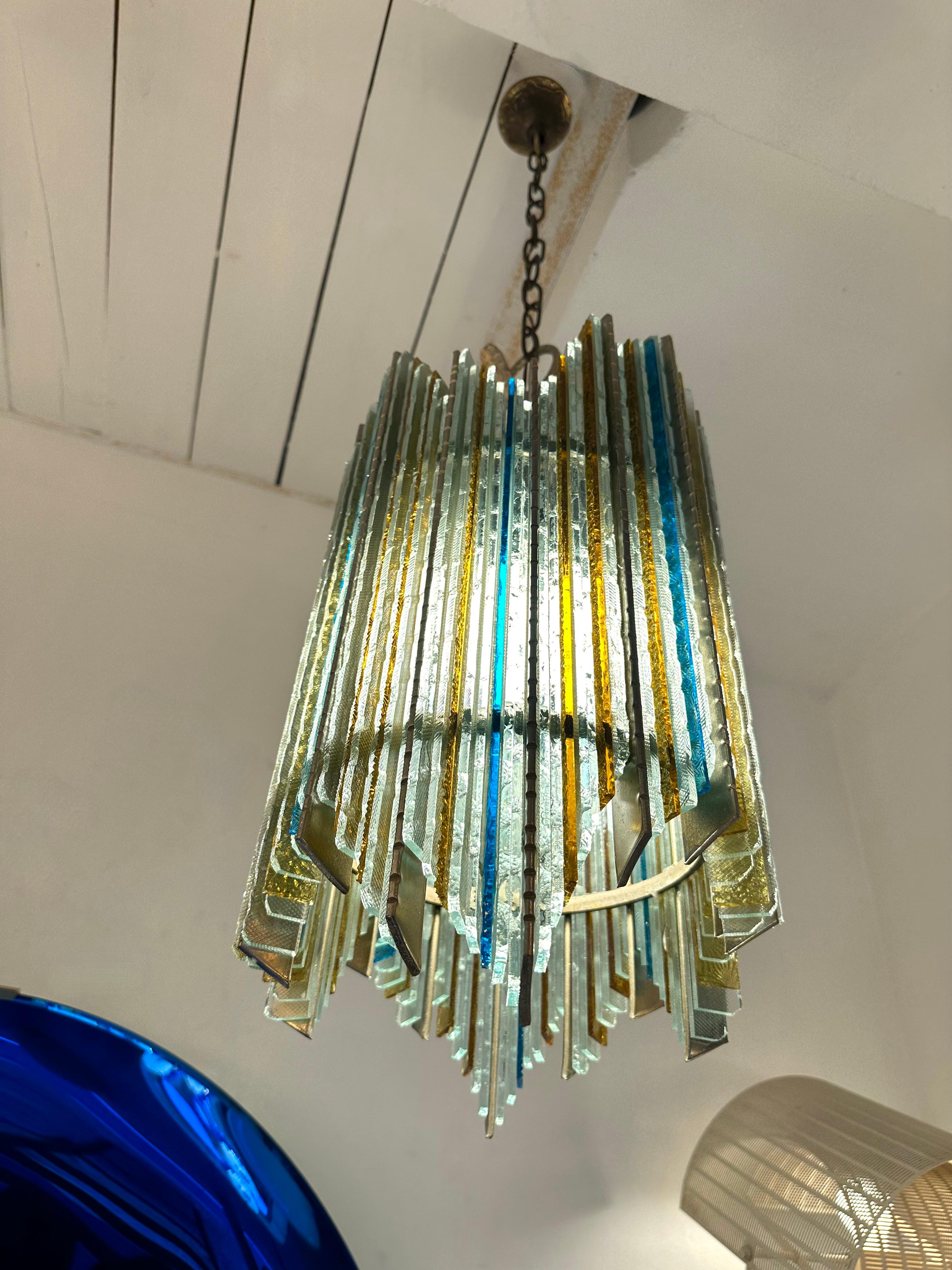 Mid-Century Modern Kronleuchter Hängelampen Deckenleuchten Beleuchtung gehämmertes Glas und Silber Schmiedeeisen, von der Manufaktur Biancardi Jordan in Verona in einem brutalistischen Stil, der gleichzeitig von Longobard Arte und Poliarte in den