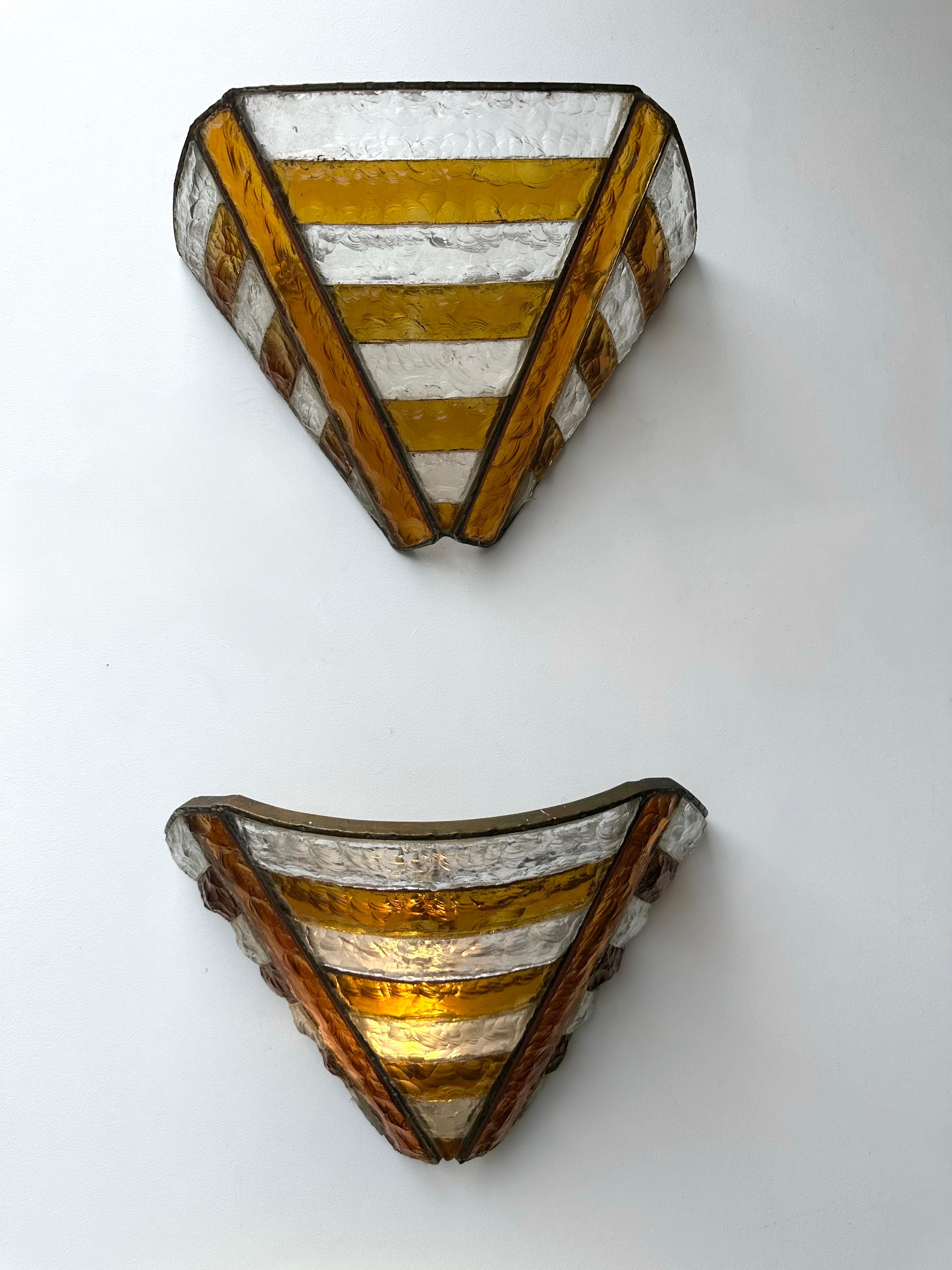 Apliques de pared de estilo Moderno de Mediados de Siglo, apliques de cristal martillado y hierro forjado, con pátina de cobre dorado, de la manufactura italiana de diseño Longobard, de estilo Brutalista, concurrente de Biancardi Jordan en Verona y