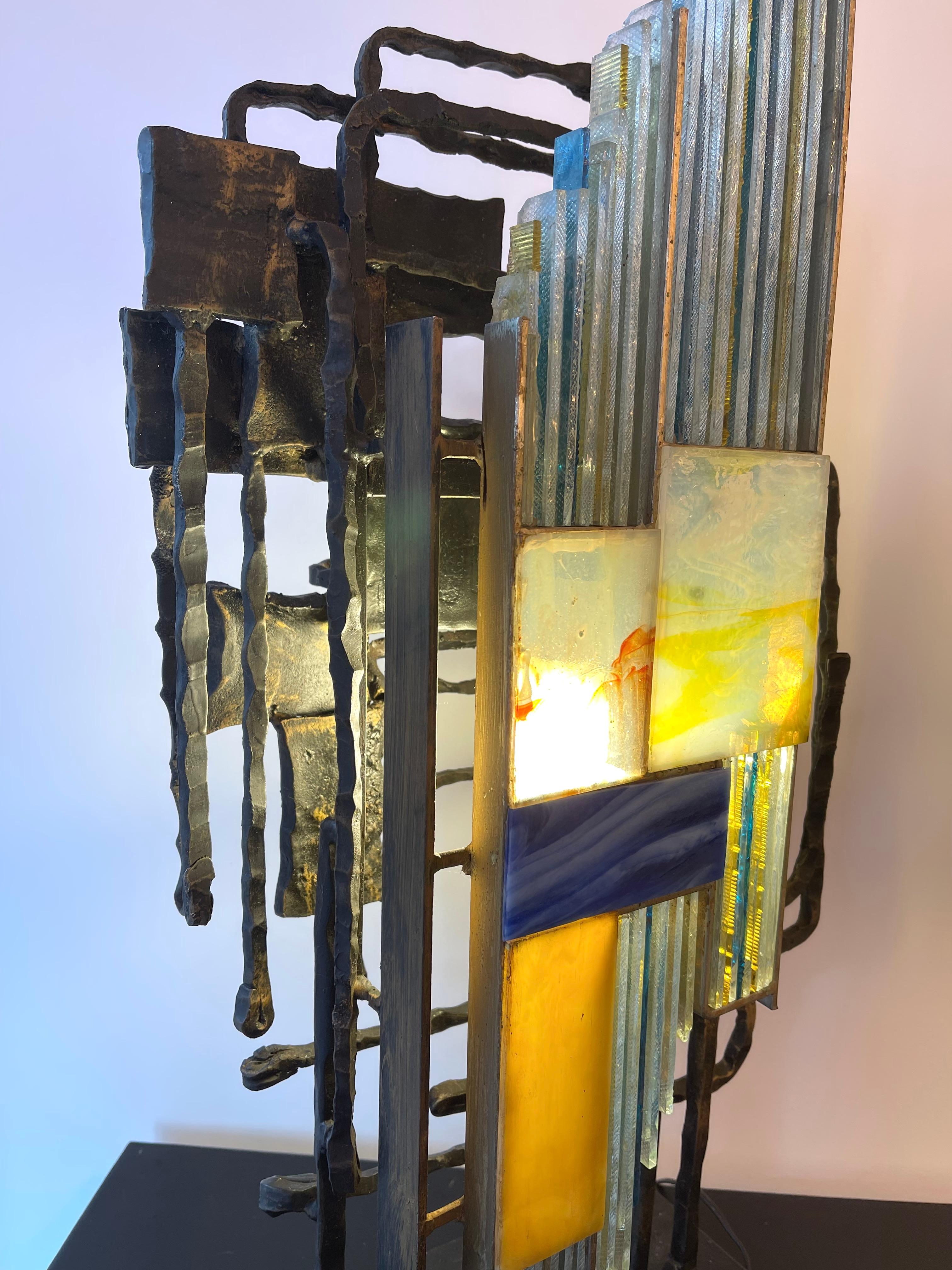 Mid-Century Modern sculpture lamp light sconce hammered glass and wrought iron, by the manufacture Biancardi & Jordan in Verona in a Brutalist style, the concurrent of Longobard and Poliarte during the 1970s. Famous design like Carlo Aldo Nason for