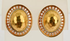 Ohrclips aus gehämmertem Gold und Diamanten