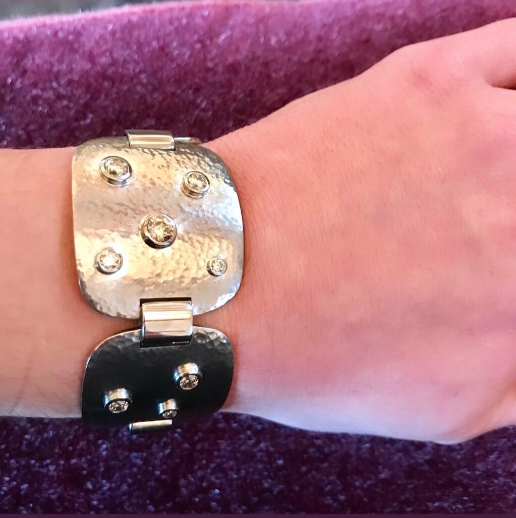 Ce bracelet en or martelé est une pièce emblématique de Colleen B. Rosenblat. Le design est à la fois courbe et droit, mais aussi solide et puissant.