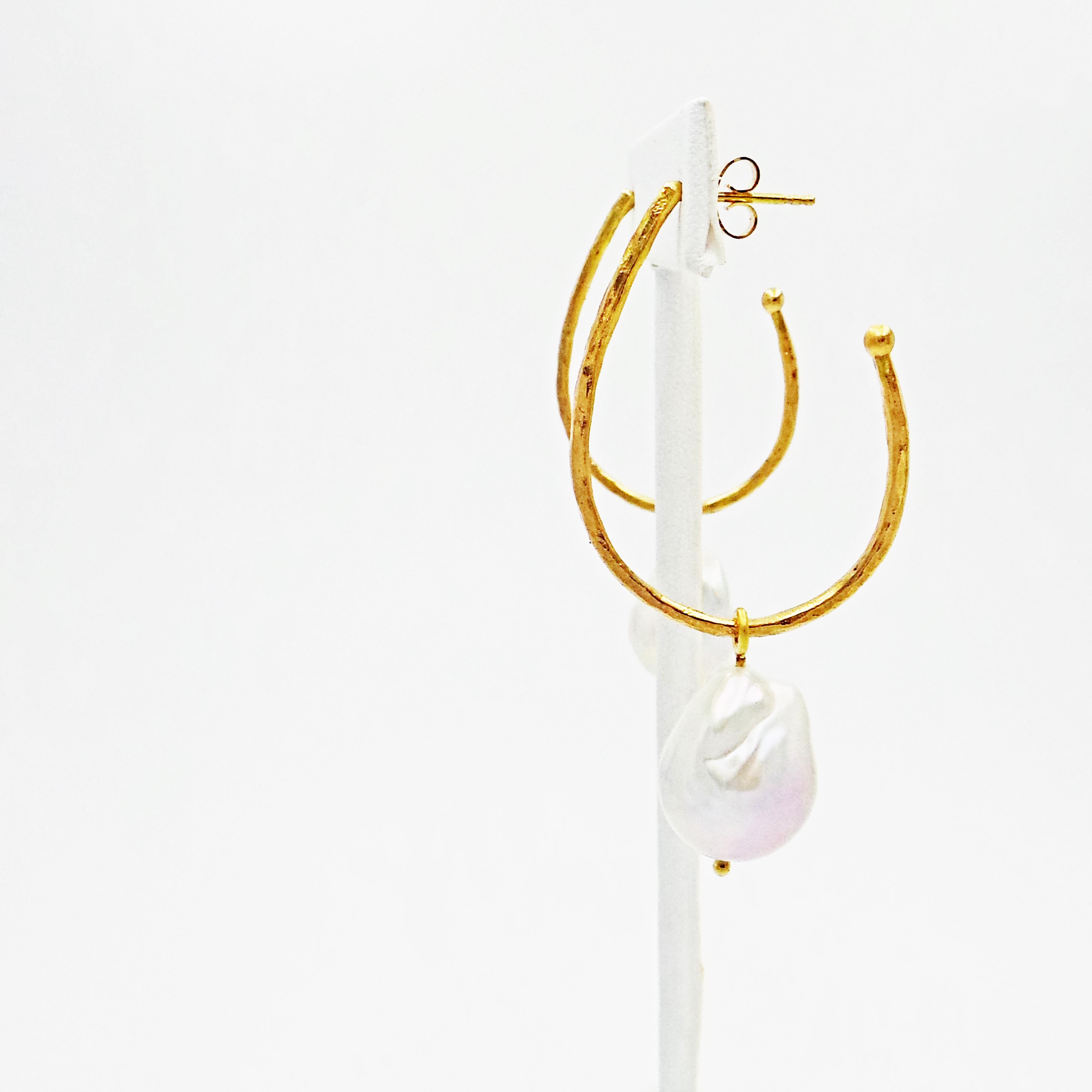 gold hoop earrings with pearl