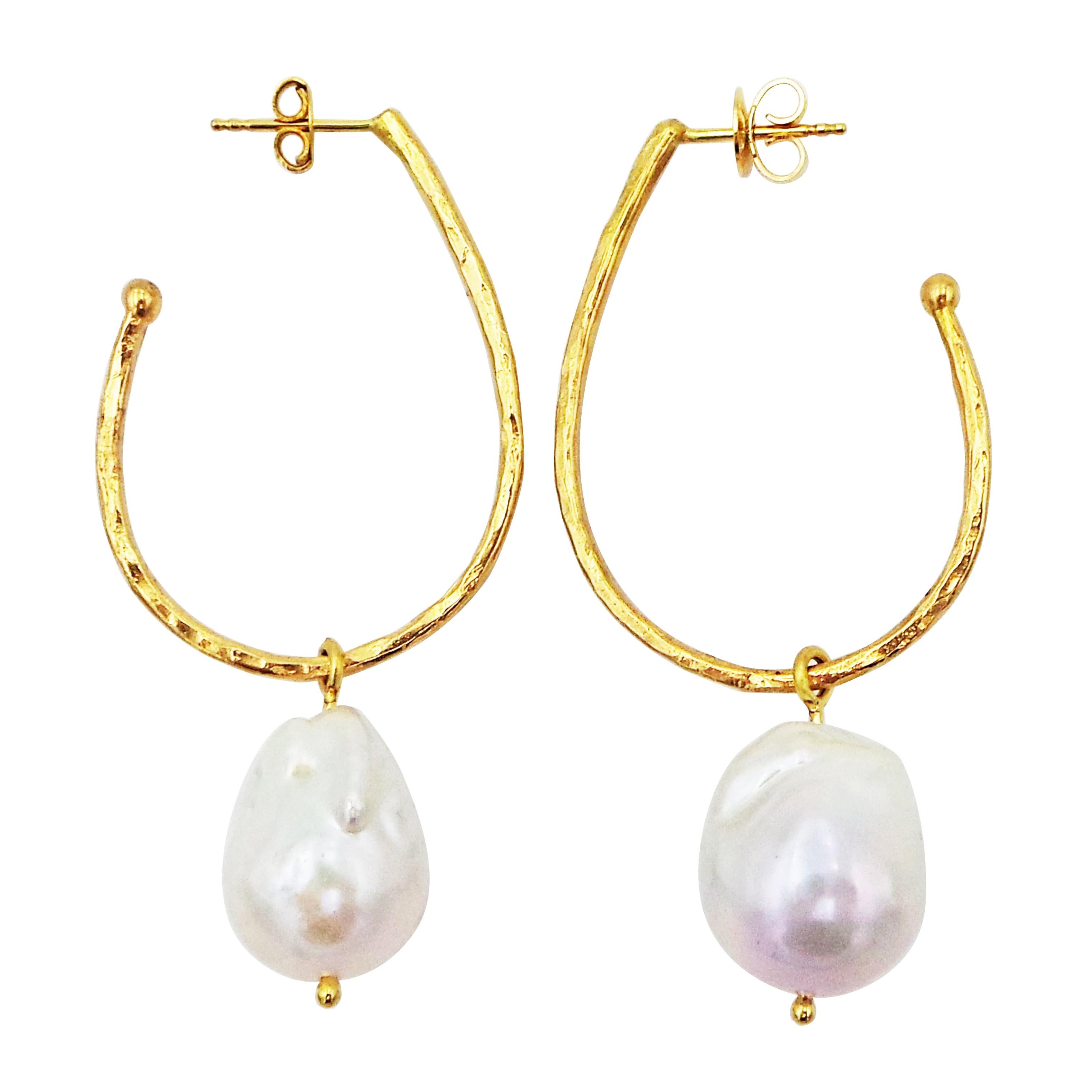 Hammered 18k Gold Elongated Hoop Stud Earrings with Baroque Pearl Charms For Sale