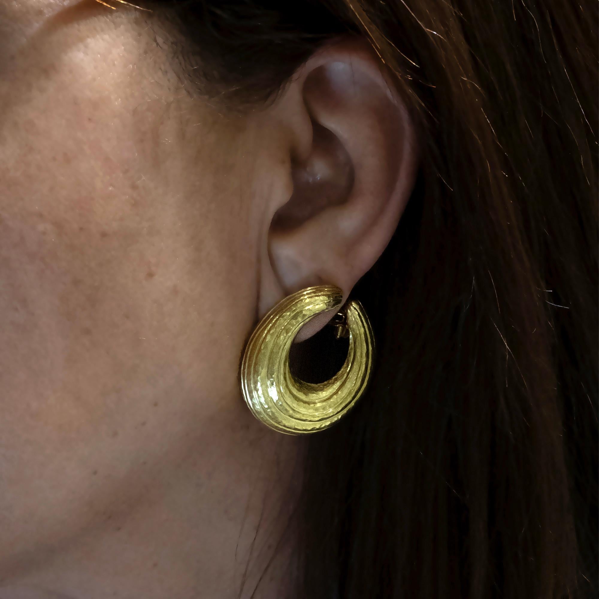 Hammered Gold Hoop Earrings In New Condition For Sale In Monte Carlo, MC