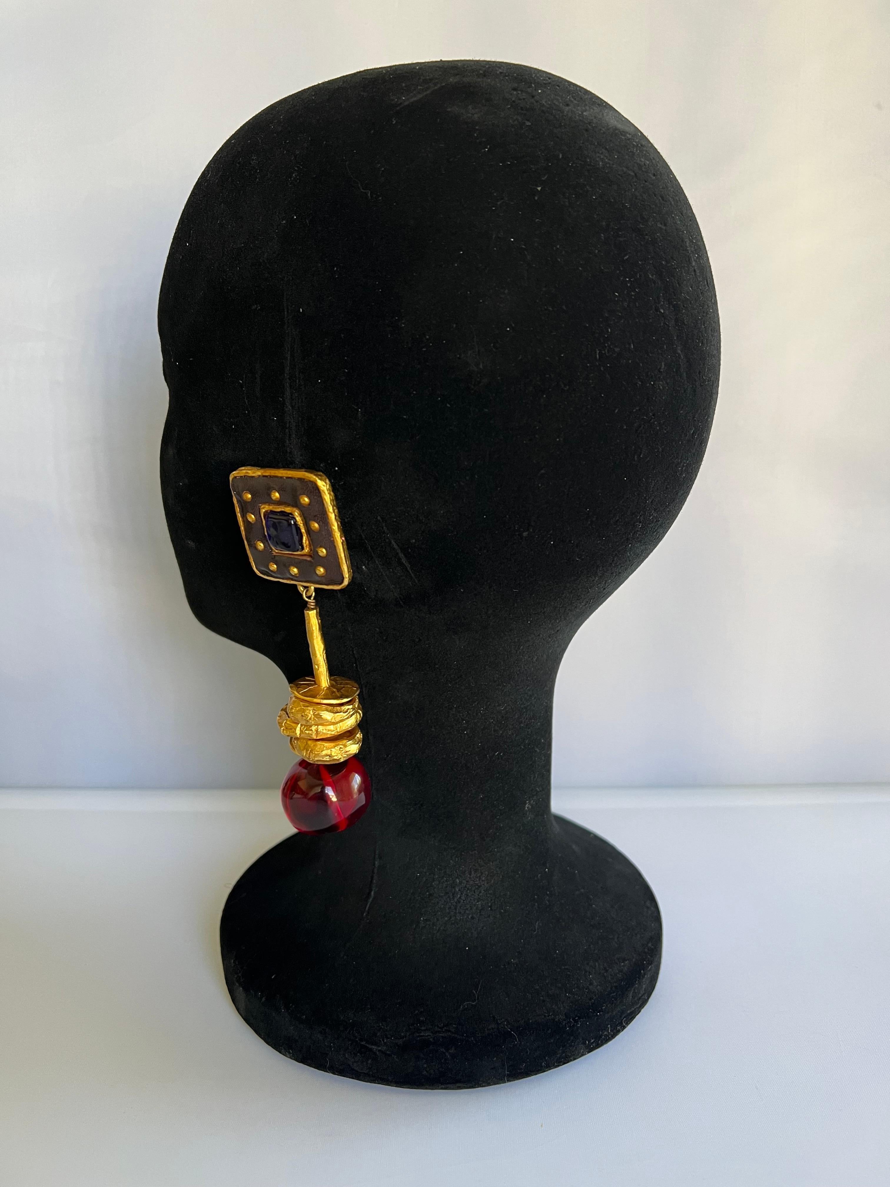 Ohrringe von Christian Lacroix aus gehämmertem Gold mit Juwelen Damen im Angebot
