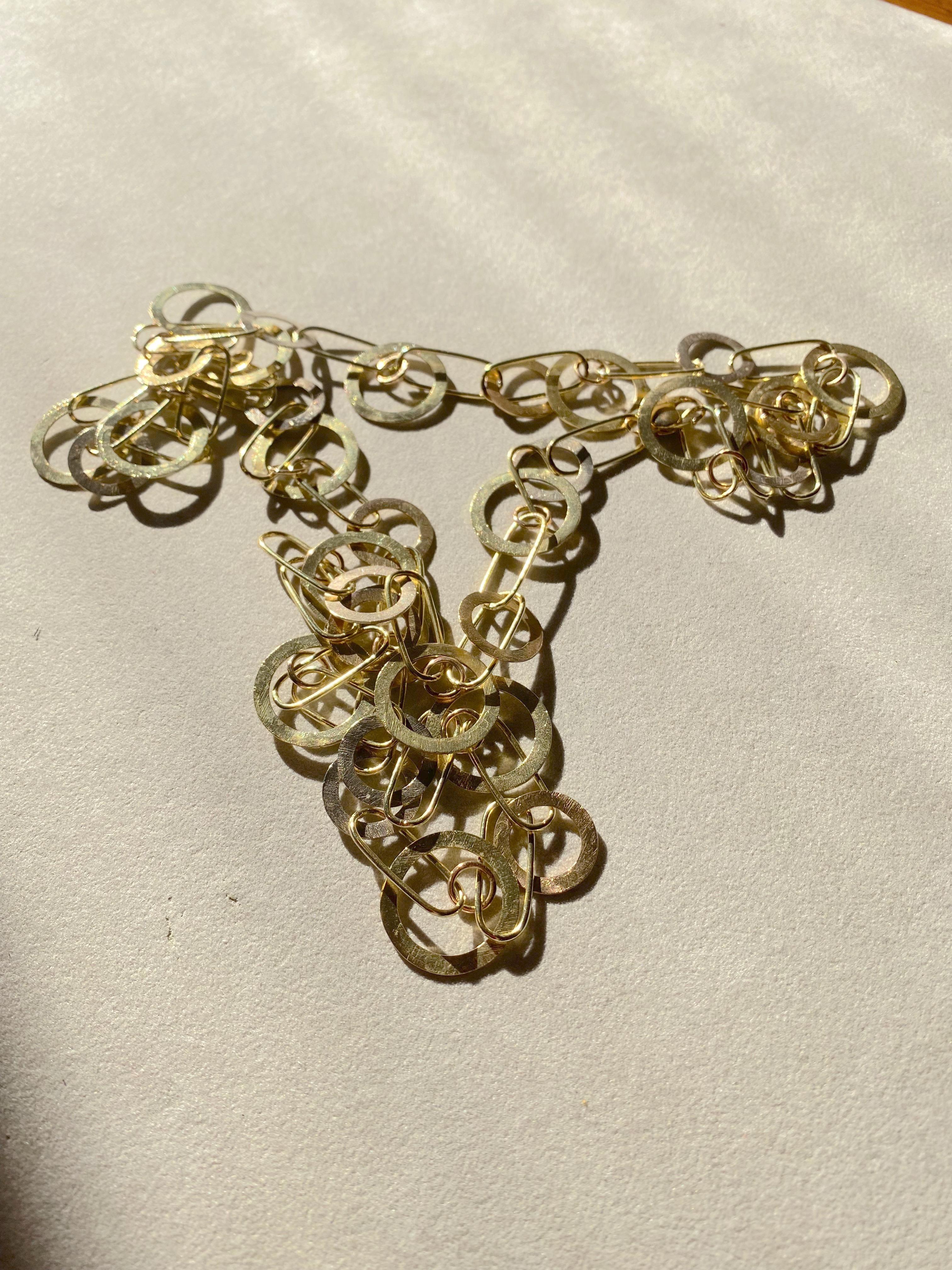 Rossella Ugolini Gold Chain Collection eine einzigartige und ganz besondere handgefertigte lange Kette Halskette aus 18 K Gelbgold.  Diese handgefertigte Halskette aus 18 Karat Gelbgold ist ein wahrhaft einzigartiges und futuristisches Schmuckstück.
