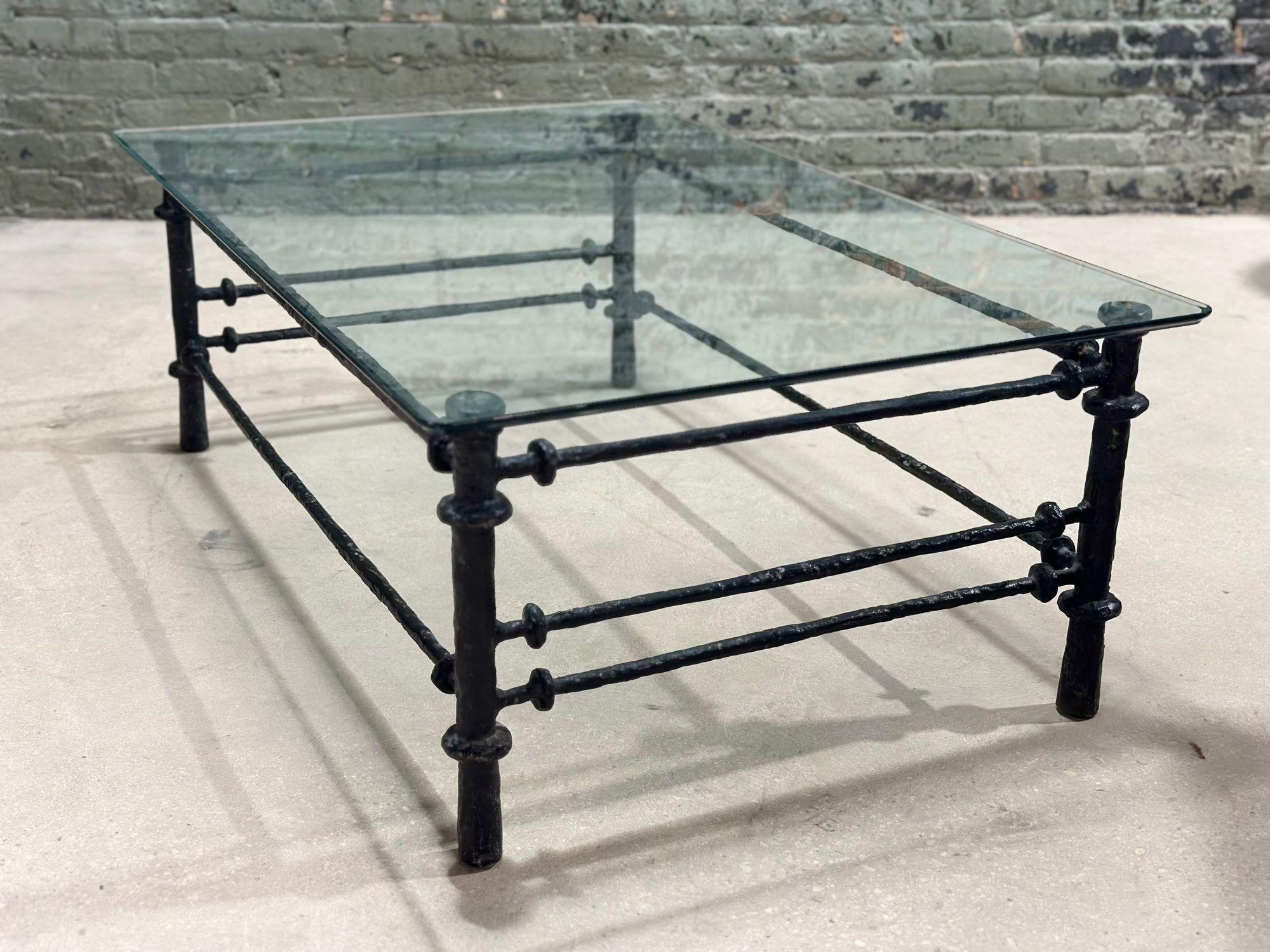 Table basse en fer martelé à la manière de Diego Giacometti, France 1980.
Le verre est un bord Ogee.