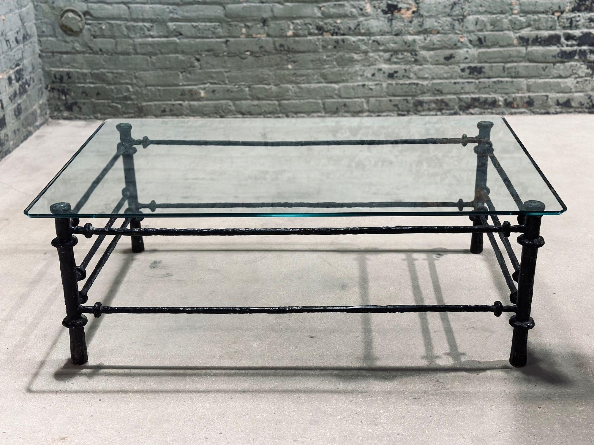 Postmoderne Table basse en fer martelé à la manière de Diego Giacometti, France 1980 en vente